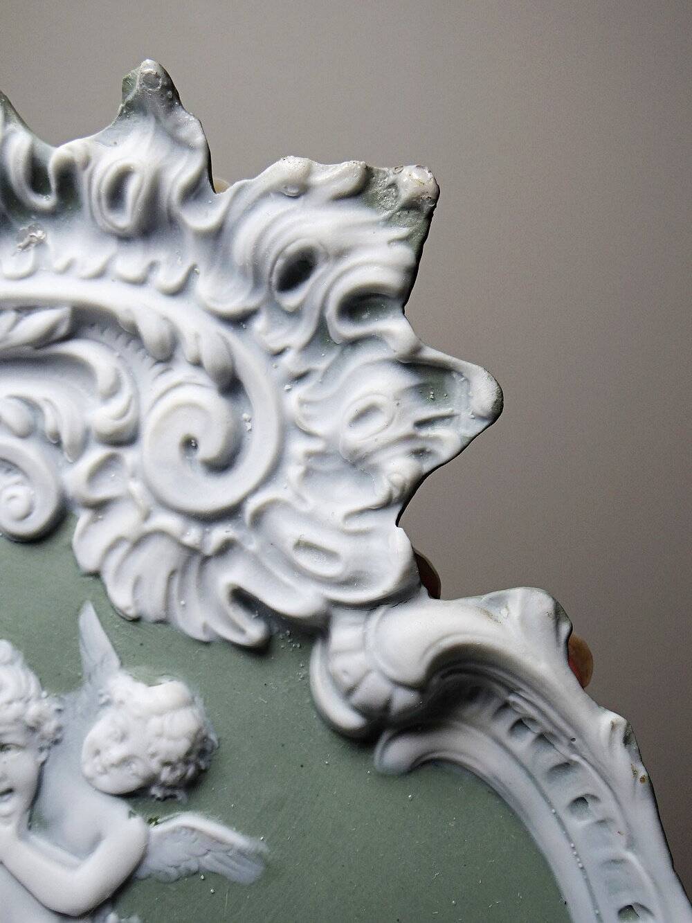 Médaillon mural rococo ancien en biscuit bichrome Jasperware