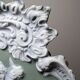 Médaillon mural rococo ancien en biscuit bichrome Jasperware