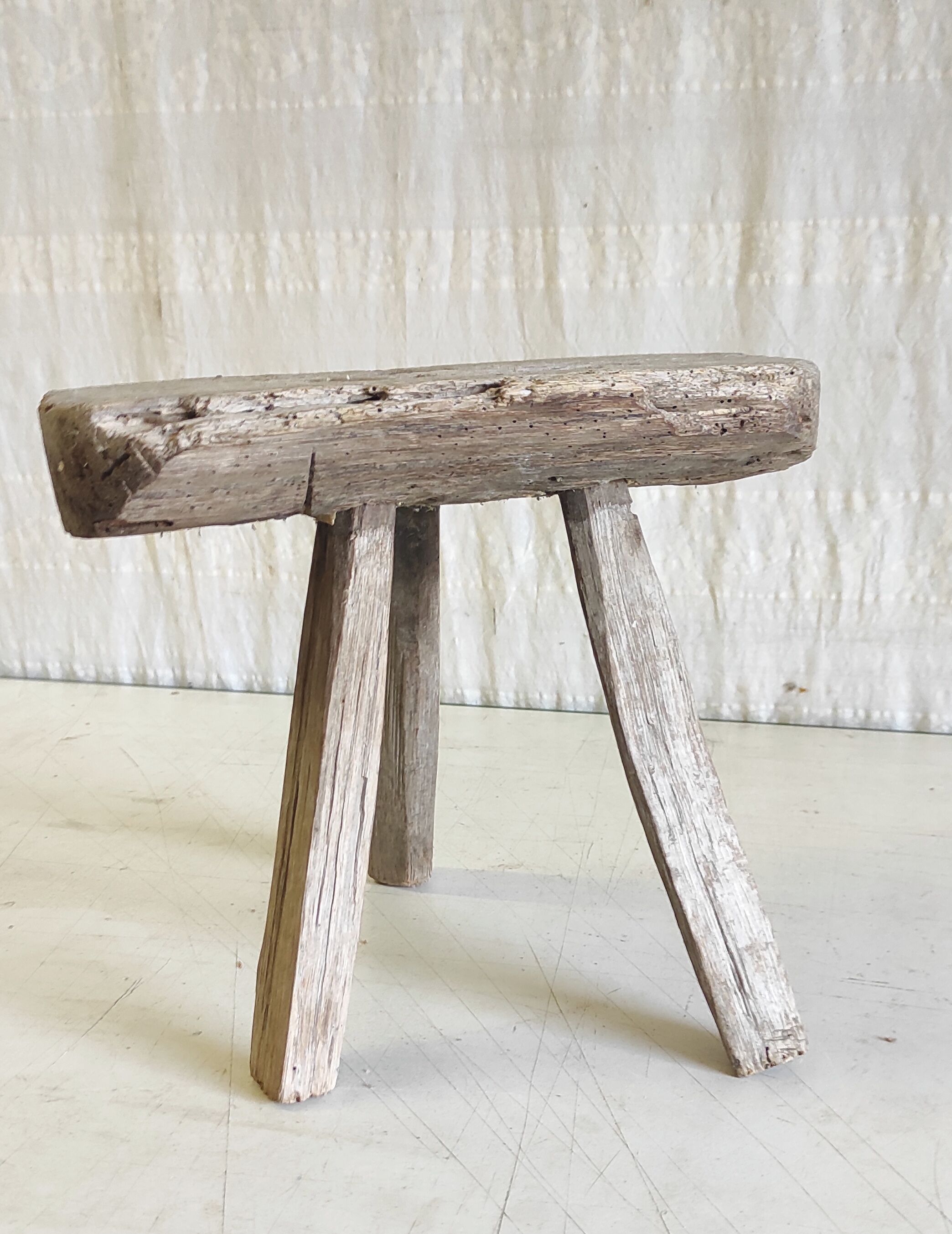Tabouret tripode brutaliste en bois massif - mid. XXeme