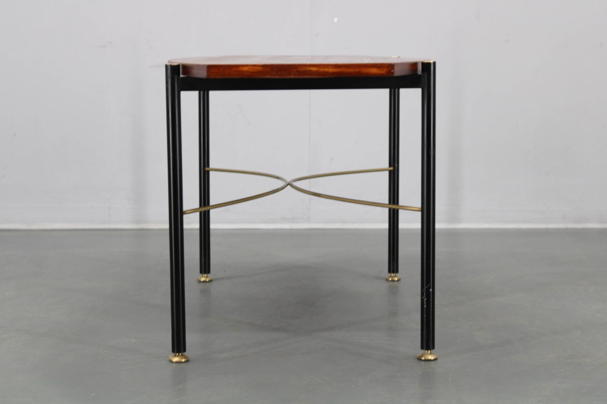 Table basse italienne des années 1970, placage en teck, piètement en métal et laiton