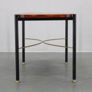 Table basse italienne des années 1970, placage en teck, piètement en métal et laiton