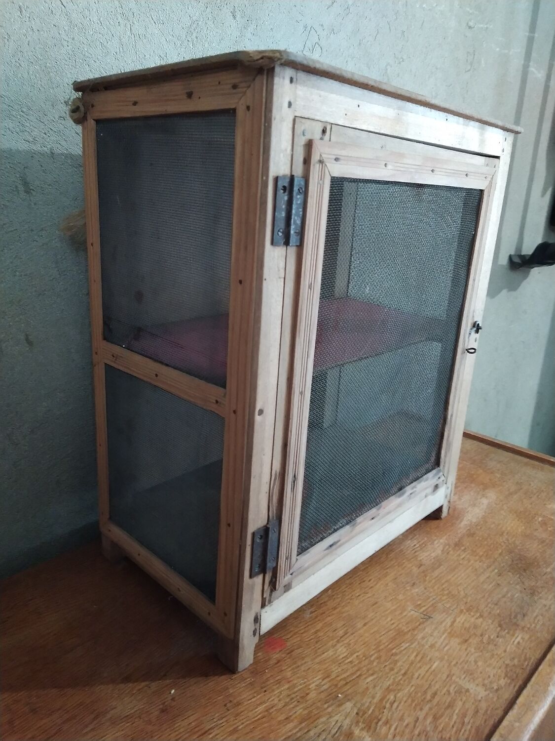 Wall-mounted pantry in vintage mesh wood