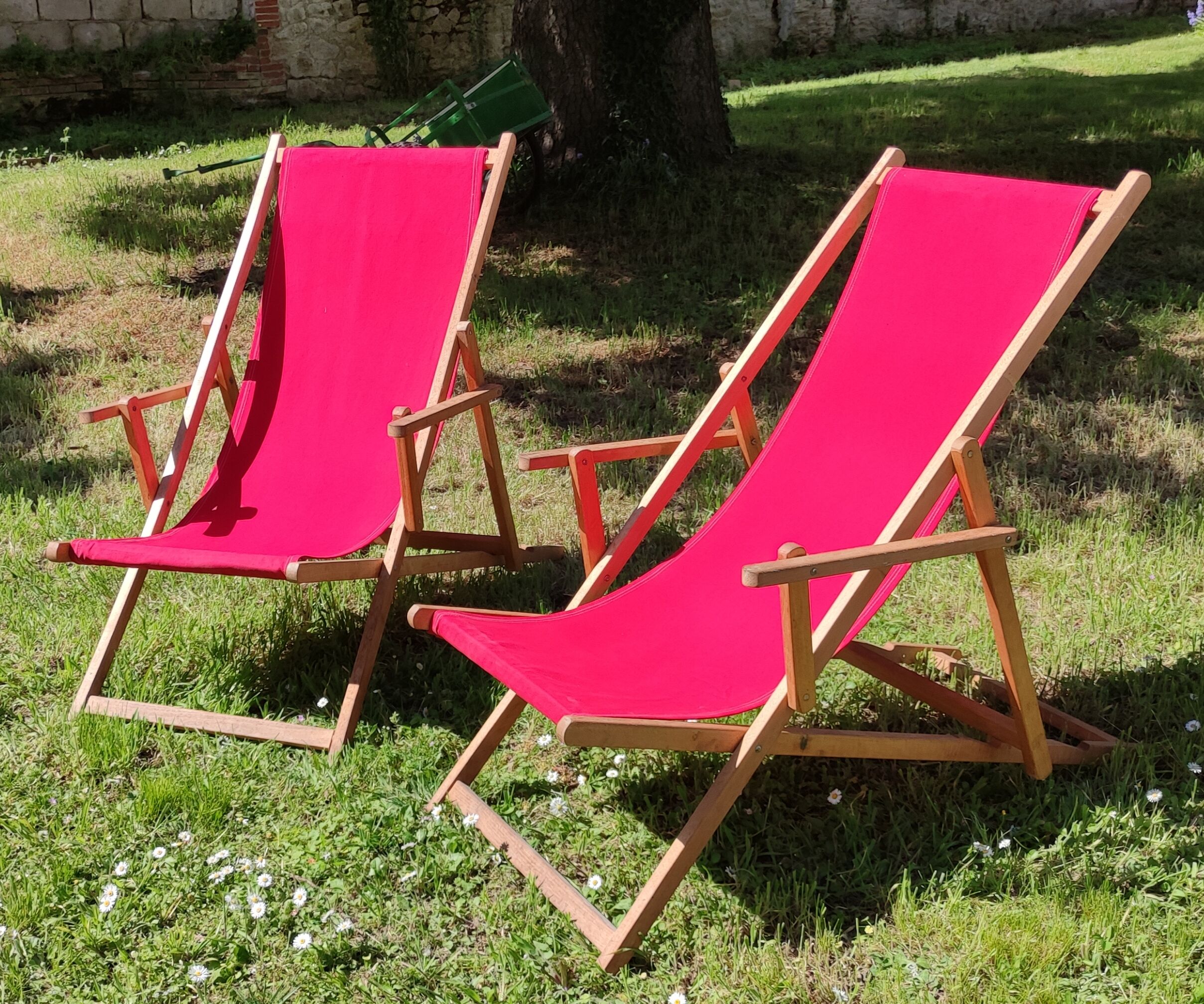 Pair of Chilean women/vintage deckchairs