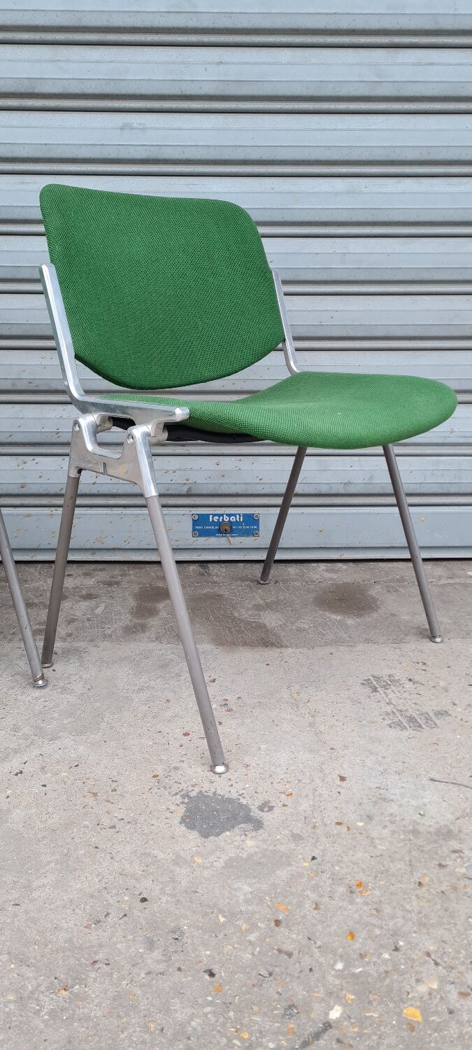Paire de chaises modèle DSC 106 de Giancarlo Piretti pour anonima