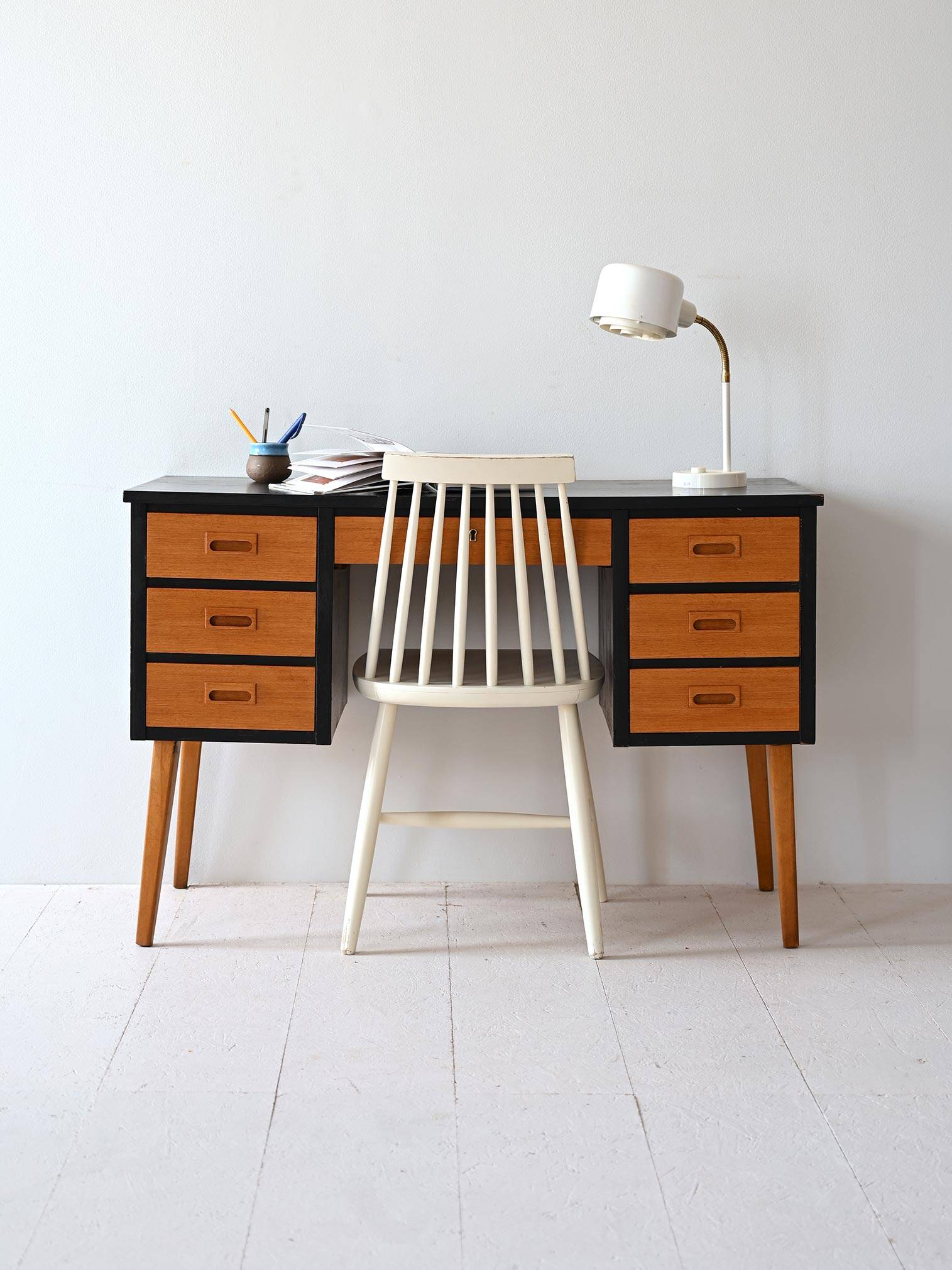 Bureau vintage avec détails noirs