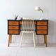 Bureau vintage avec détails noirs