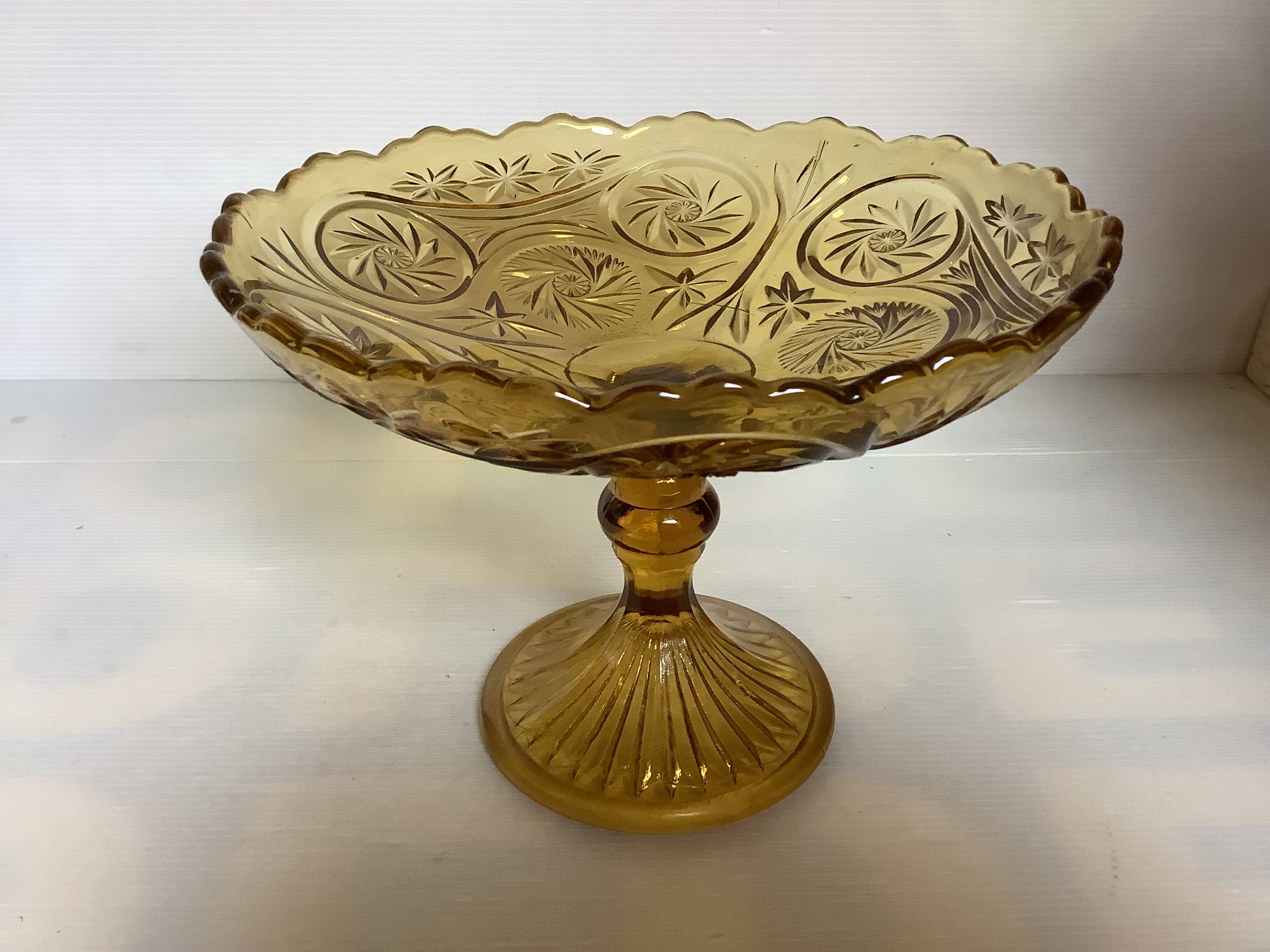 Footed plate sun moulded glass yellow