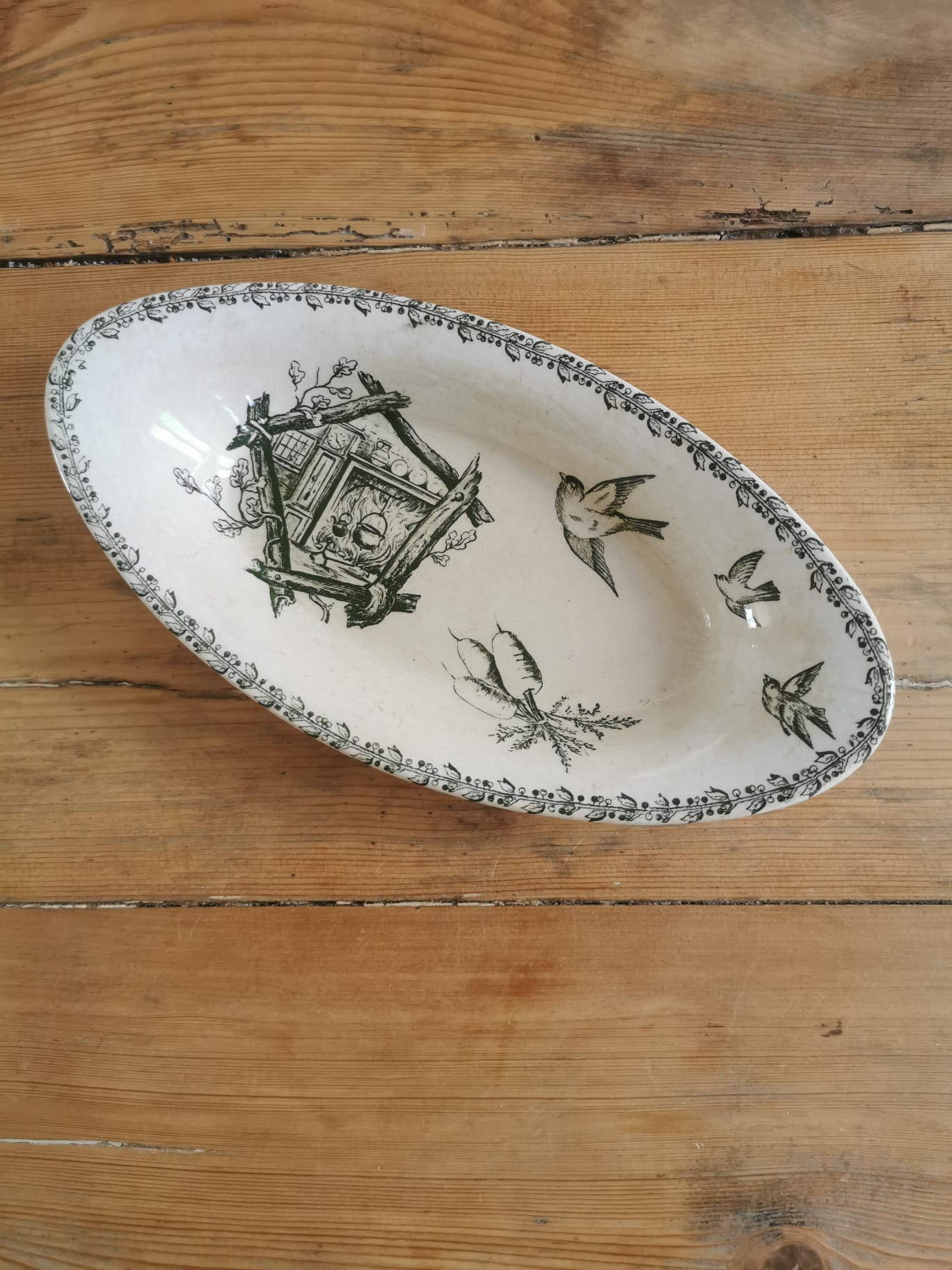 Serving dish in iron earth