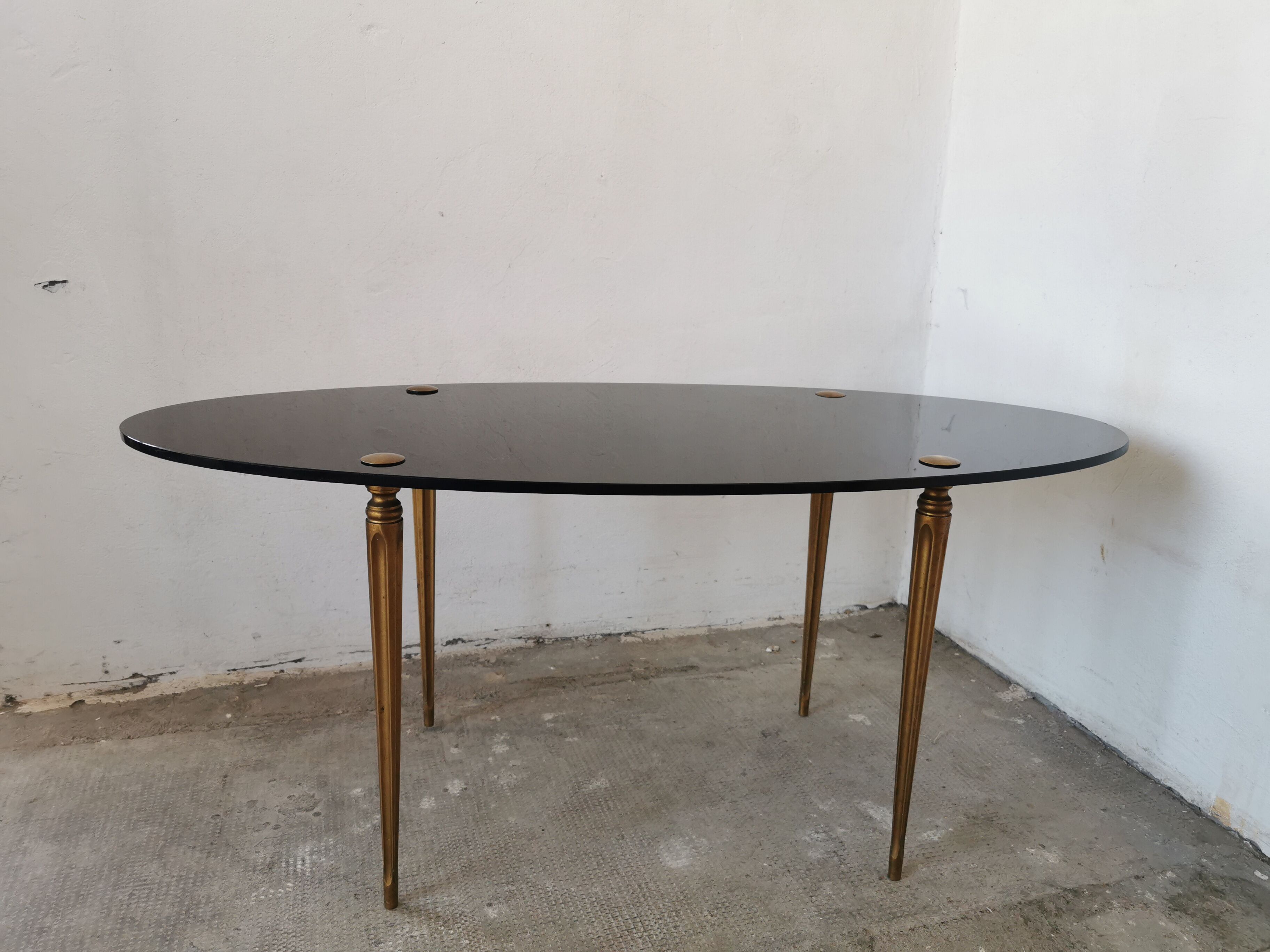 Oval coffee table in black opaline