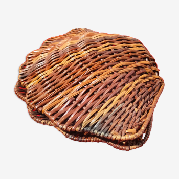 Vintage box in handcrafted braided wicker shape of scallop