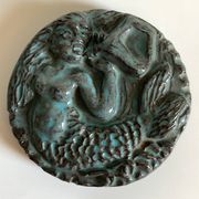 Boîte bonbonnière en céramique (grès) émaillée vert-bleu à décor d'une sirène Mi XXème