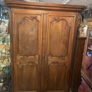 Armoire Louis XV en noyer