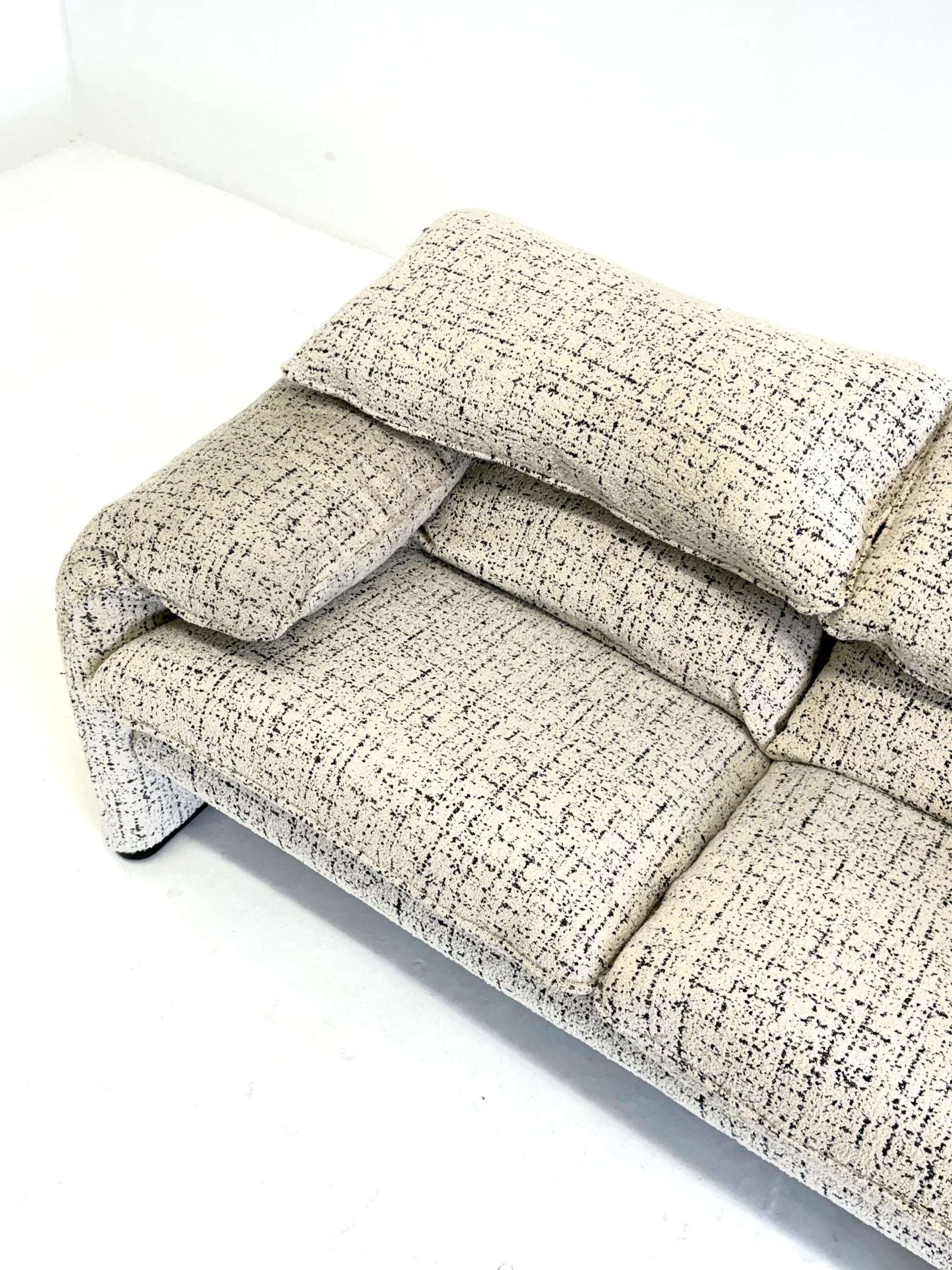 Cassina Maralunga 2-seater sofa by Vico Magistretti off-white with subtle pattern