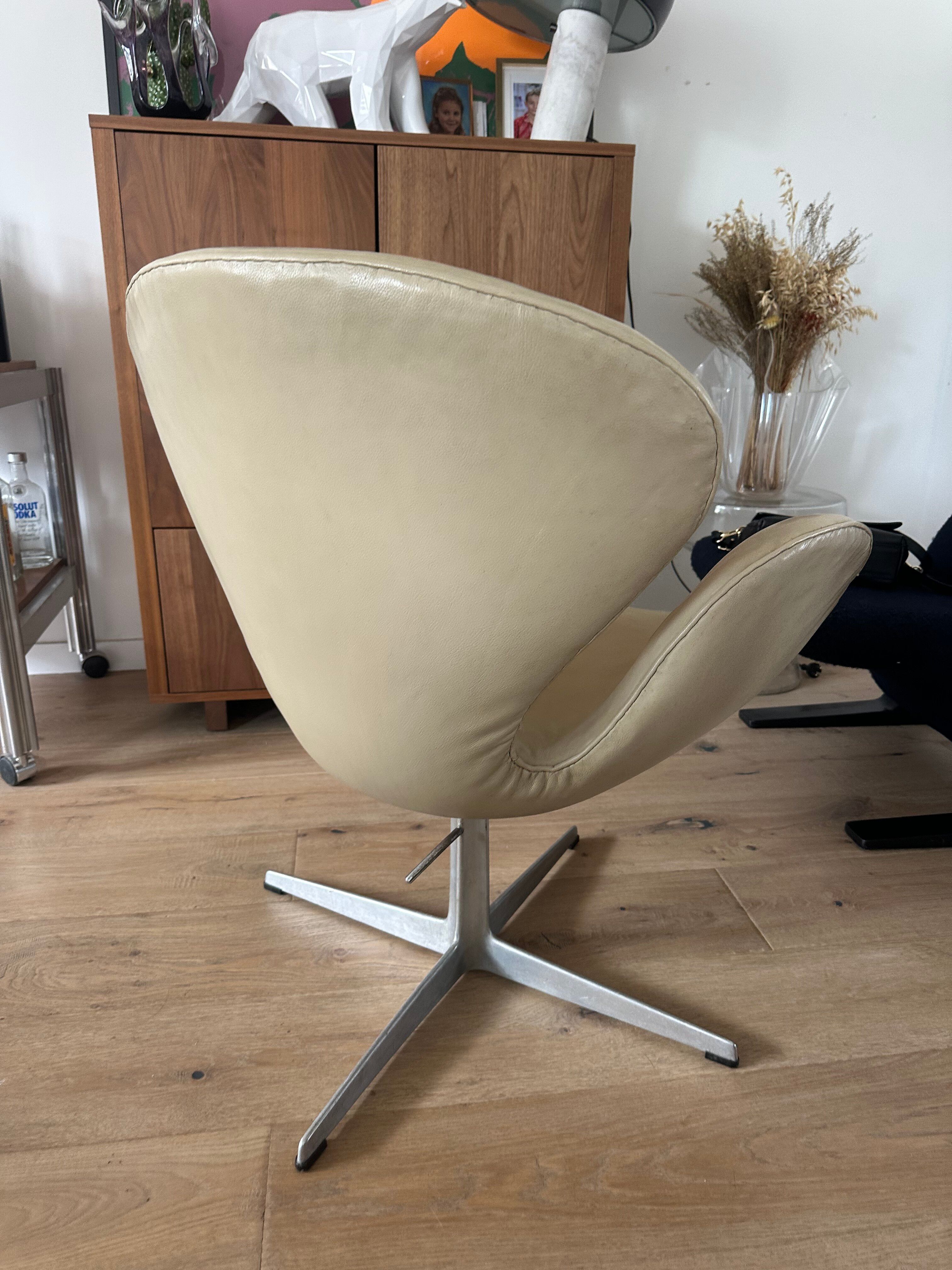 Swan Chair Arne Jacobsen first edition Fritz Hansen 1960s