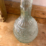 Carafe en verre vert soufflé et décor en relief