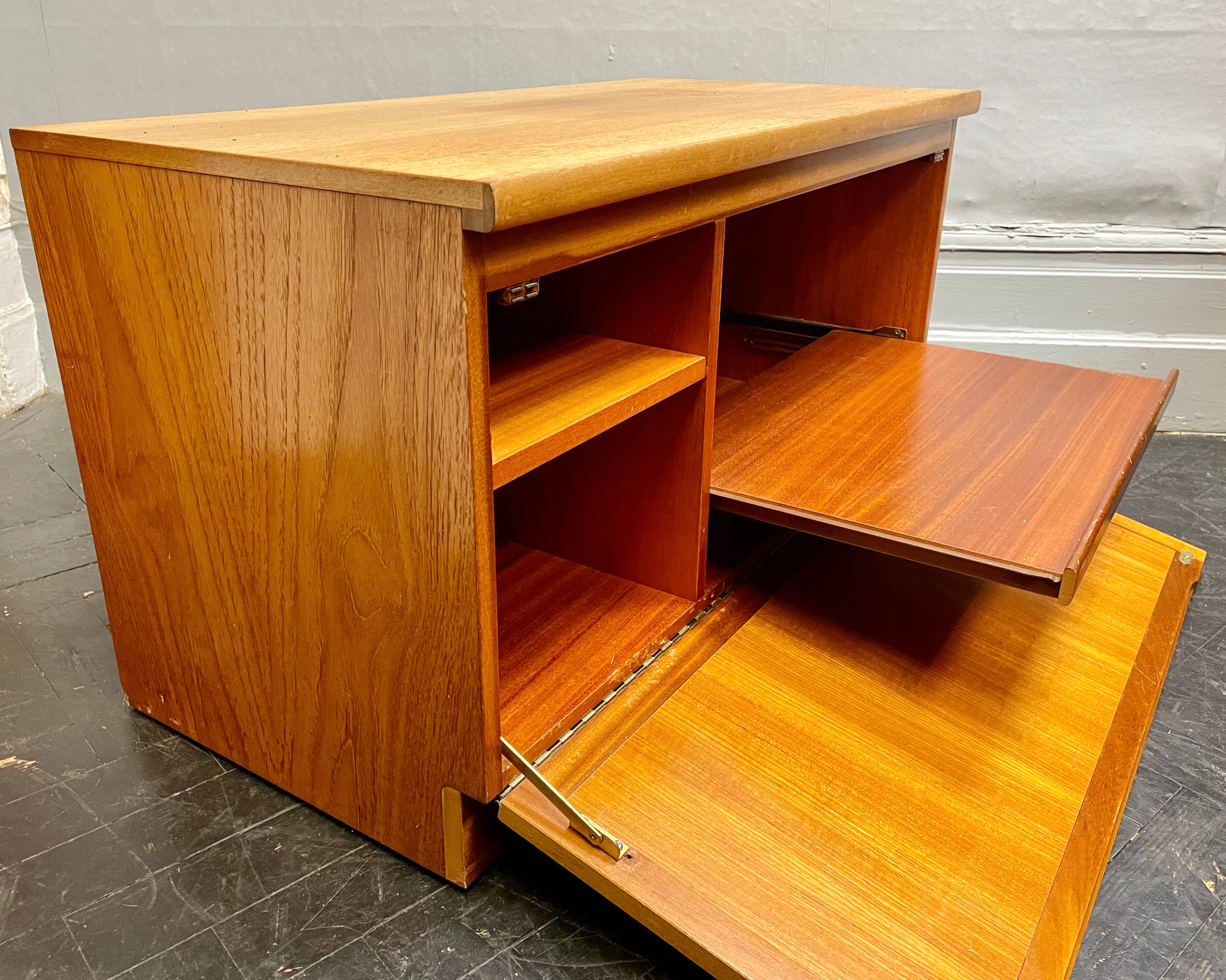 Vintage TV Stand Media Cabinet Sideboard by Nathan Parker Knoll