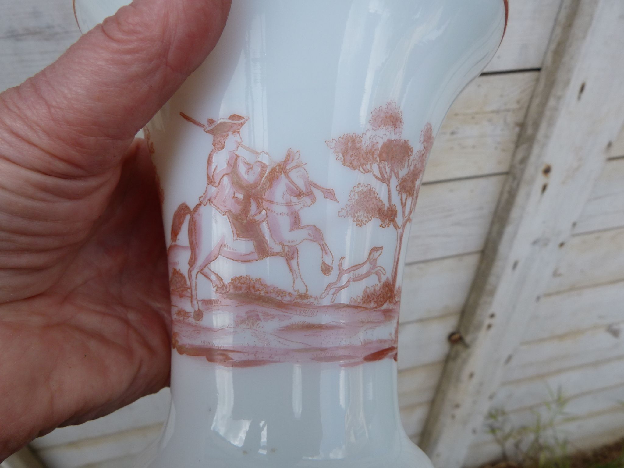 Vase en opaline motifs en grisaille rouge Chasse au Sanglier