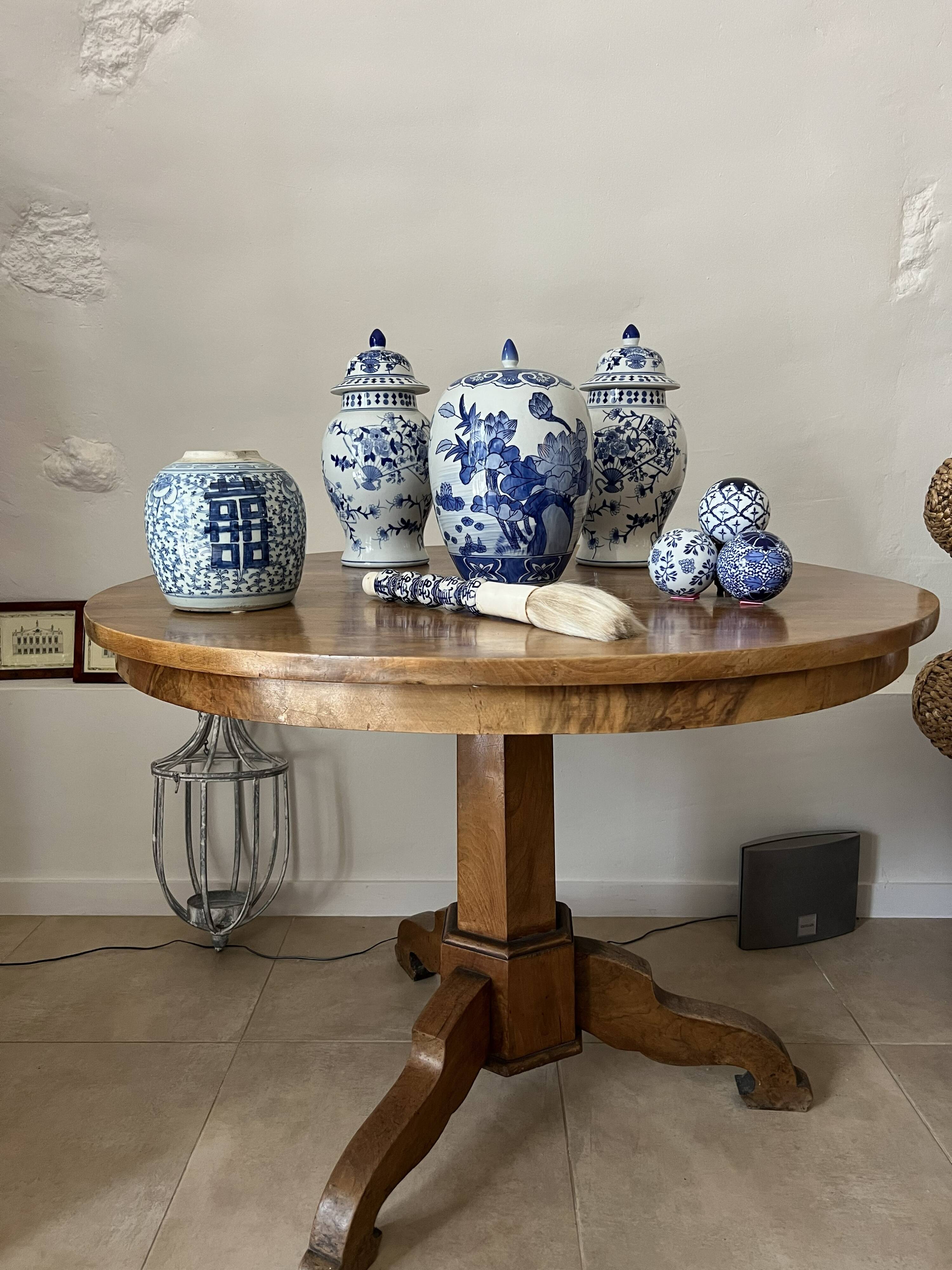 Very beautiful antique round table in solid walnut – central leg.