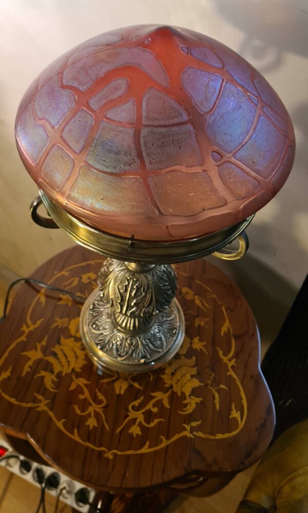 Lampe Art Nouveau autrichienne en bronze avec abat-jour en verre d'art de style Loetz
