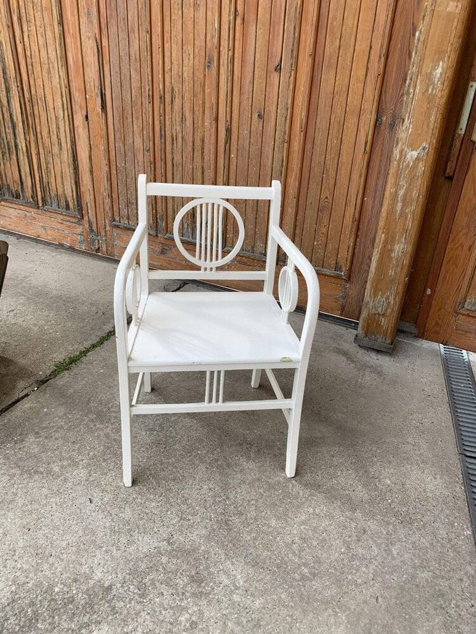 Art Deco chair in white painted wood, 1930s office chair, medallion backrest and armrests.