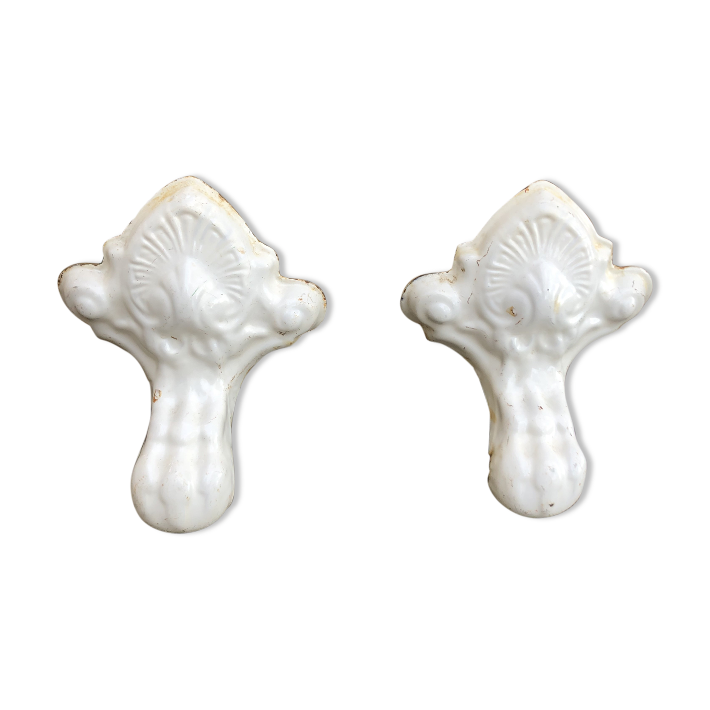 Cast-iron bathtub feet