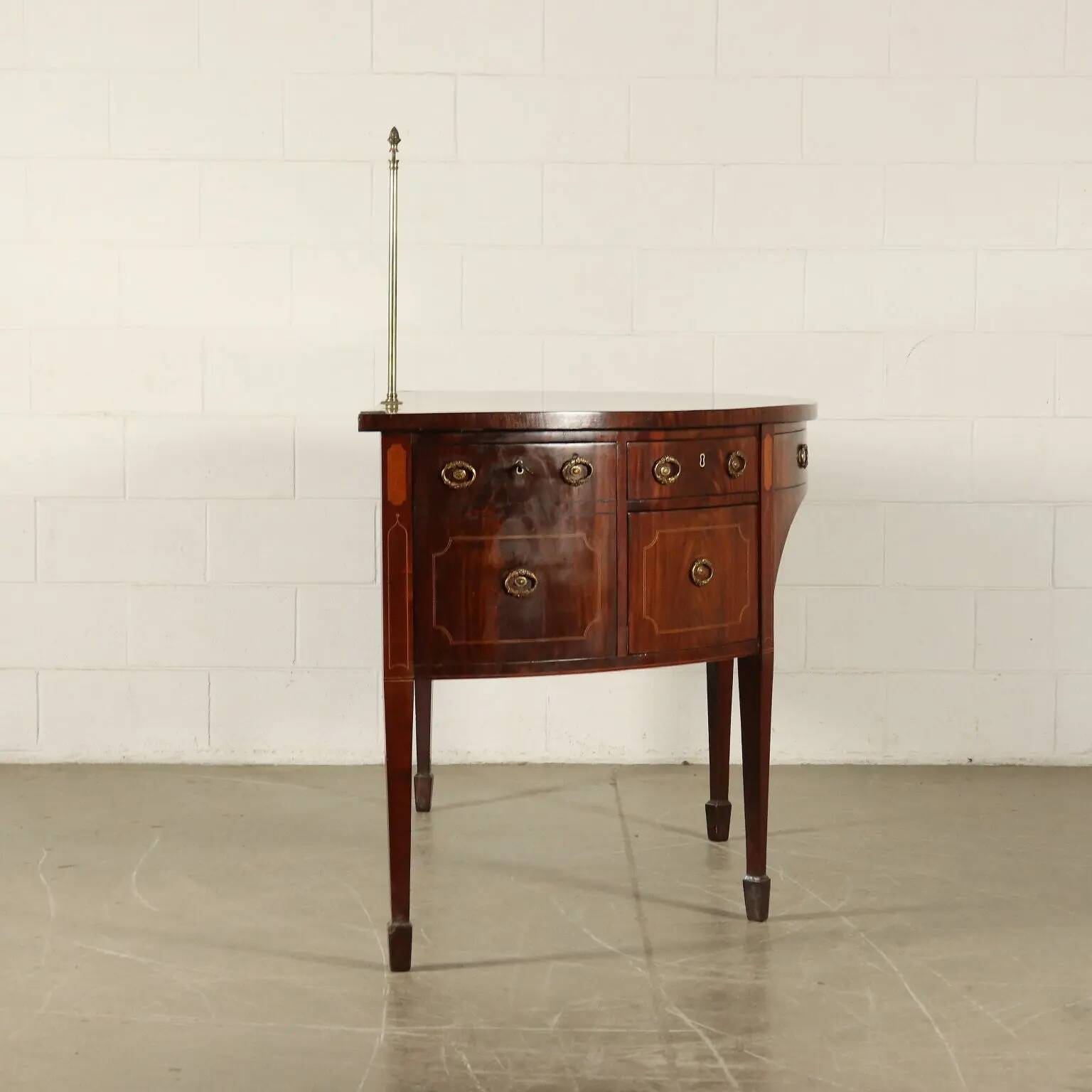 Buffet anglais George III en acajou, érable, ébène et bronze doré, vers 1790