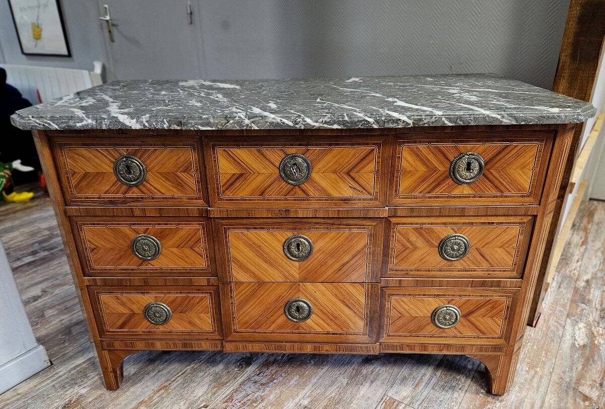 Commode epoque Louis XVI en marqueterie de bois précieux