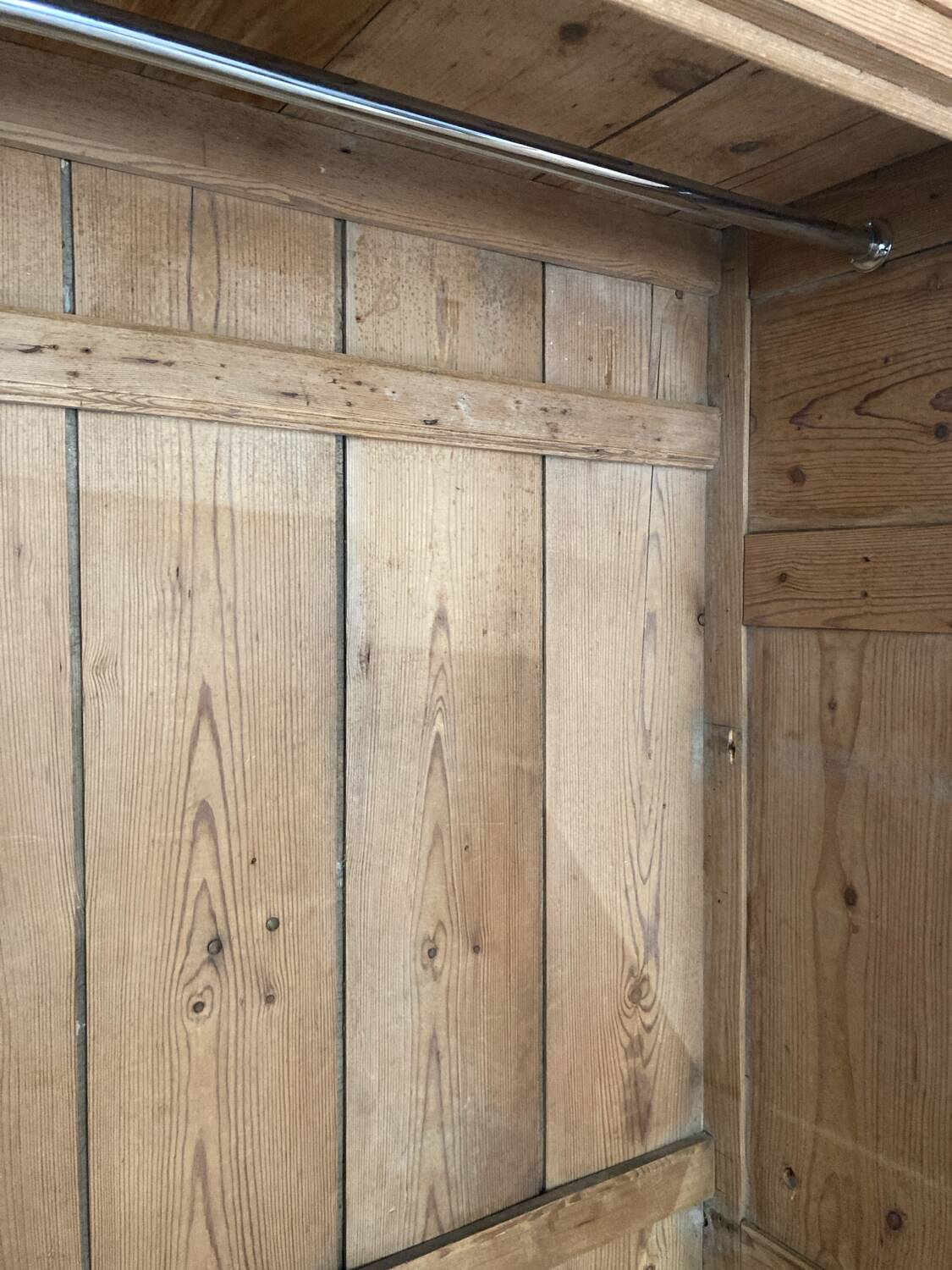 Armoire en bois brut massif