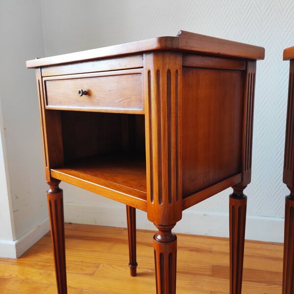 Paire de tables de chevet de style Louis XVI