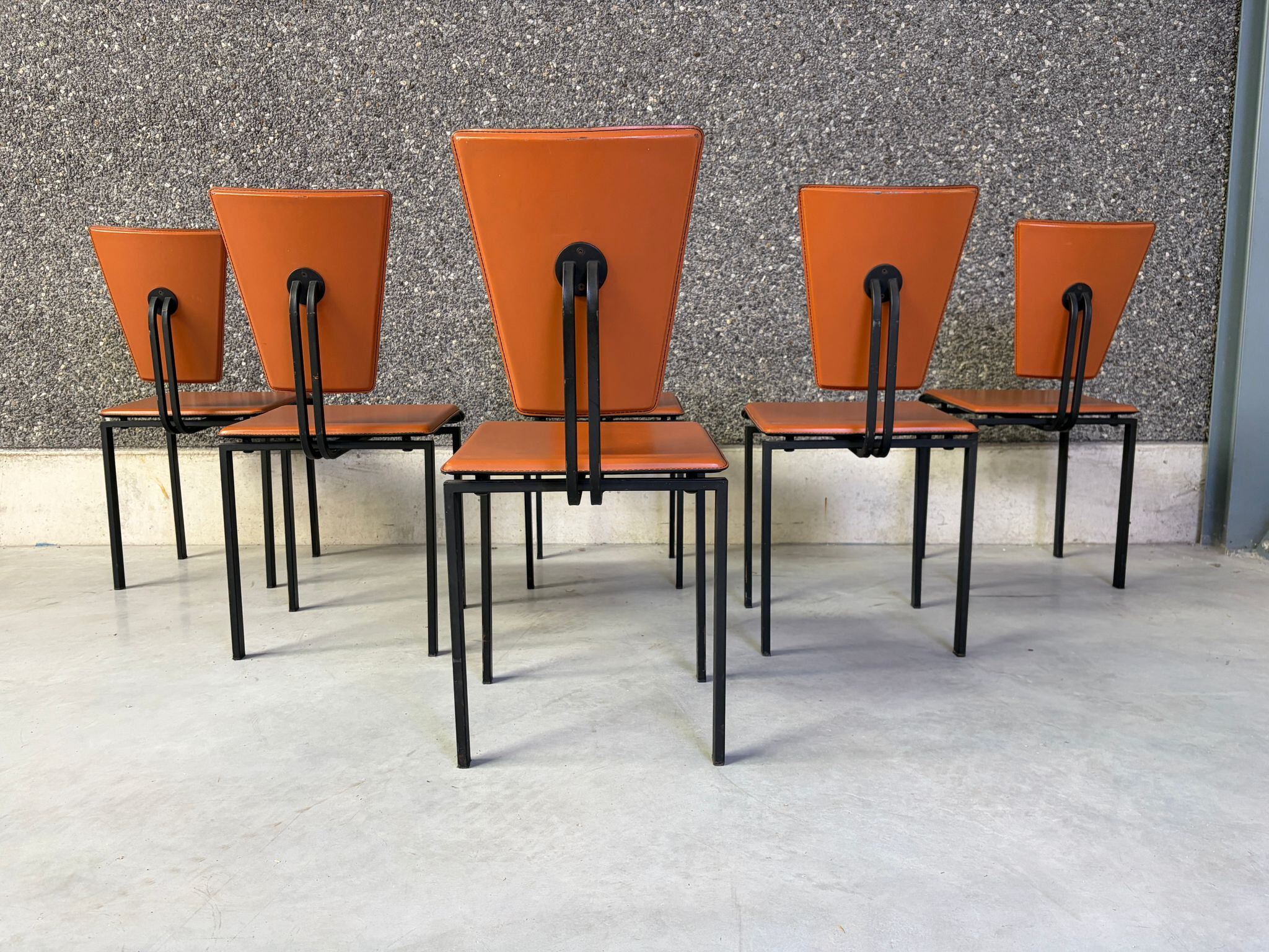 Ensemble de 6 chaises de salle à manger en cuir post-moderne, années 1970.