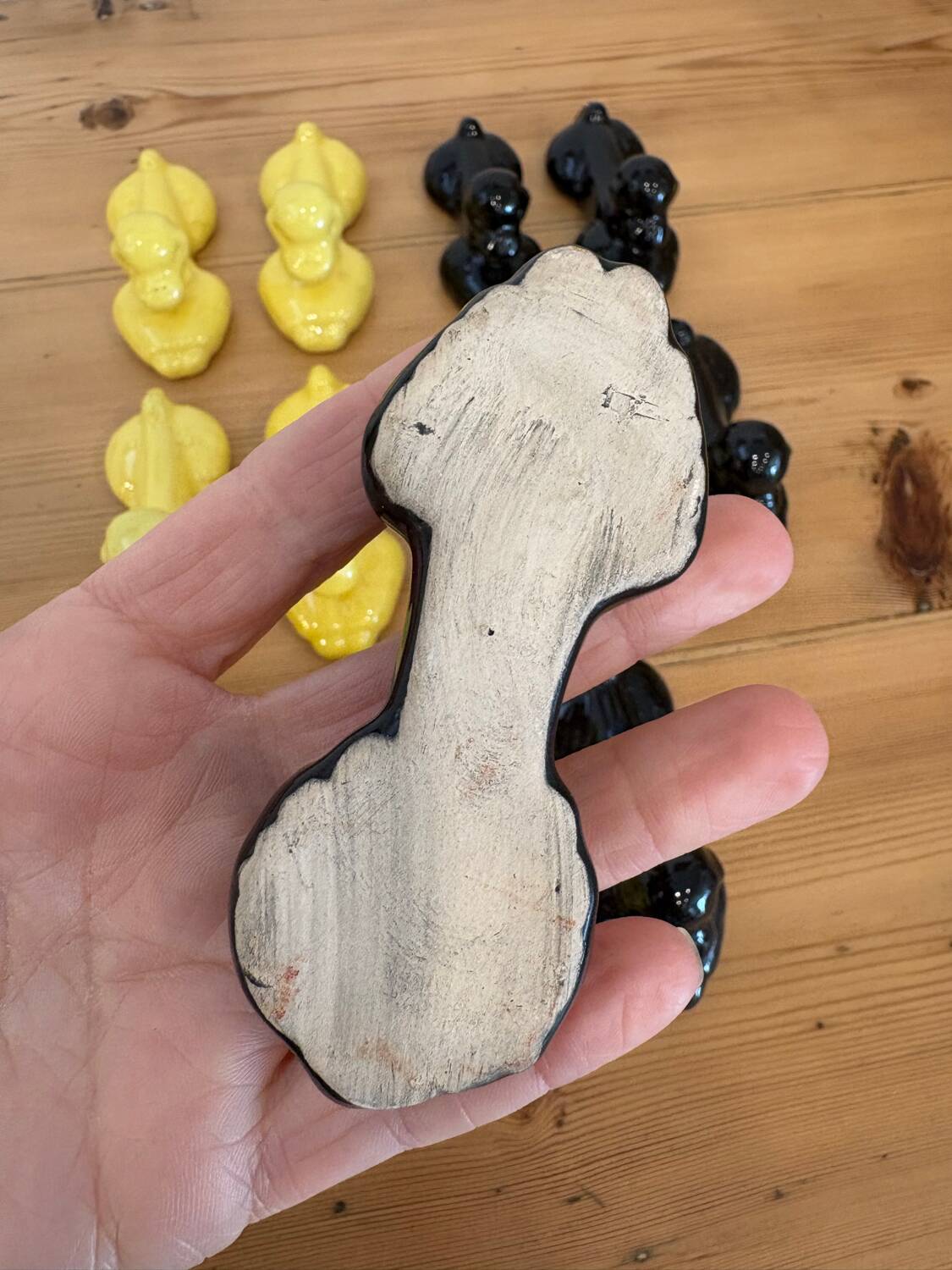 Box of 12 dog-shaped cutlery rests in yellow and black majolica.