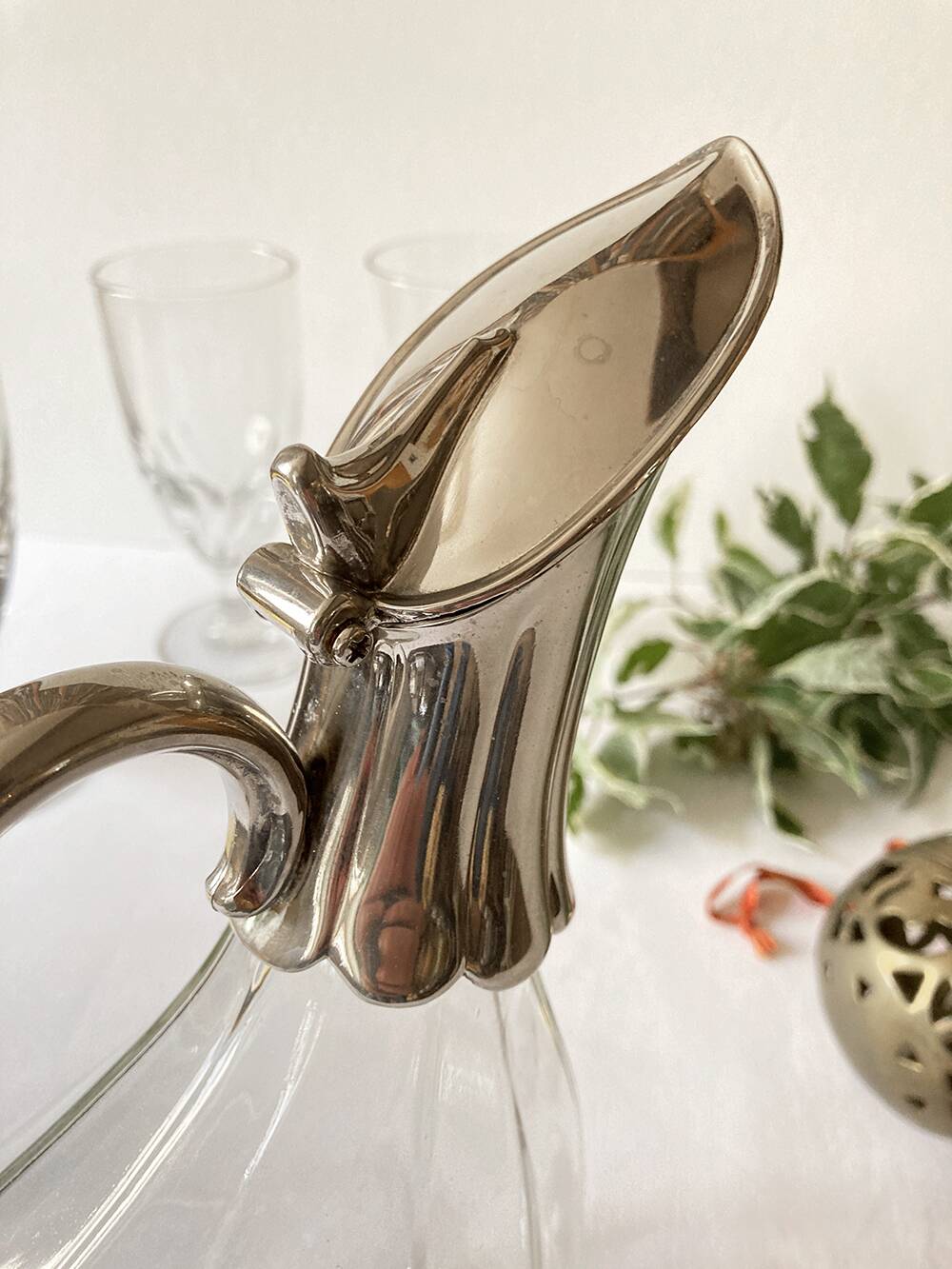 Ewer, decanter in silver-plated metal and glass