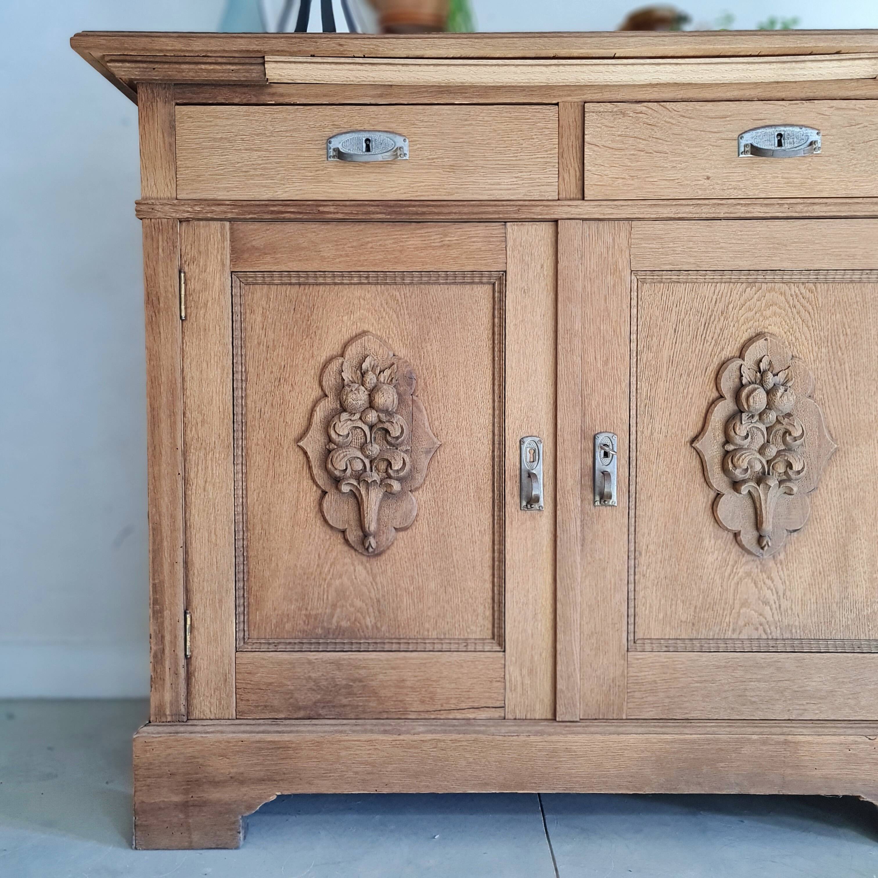 Buffet ancien en bois brut et 2 portes médaillons sculptées