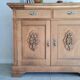 Buffet ancien en bois brut et 2 portes médaillons sculptées