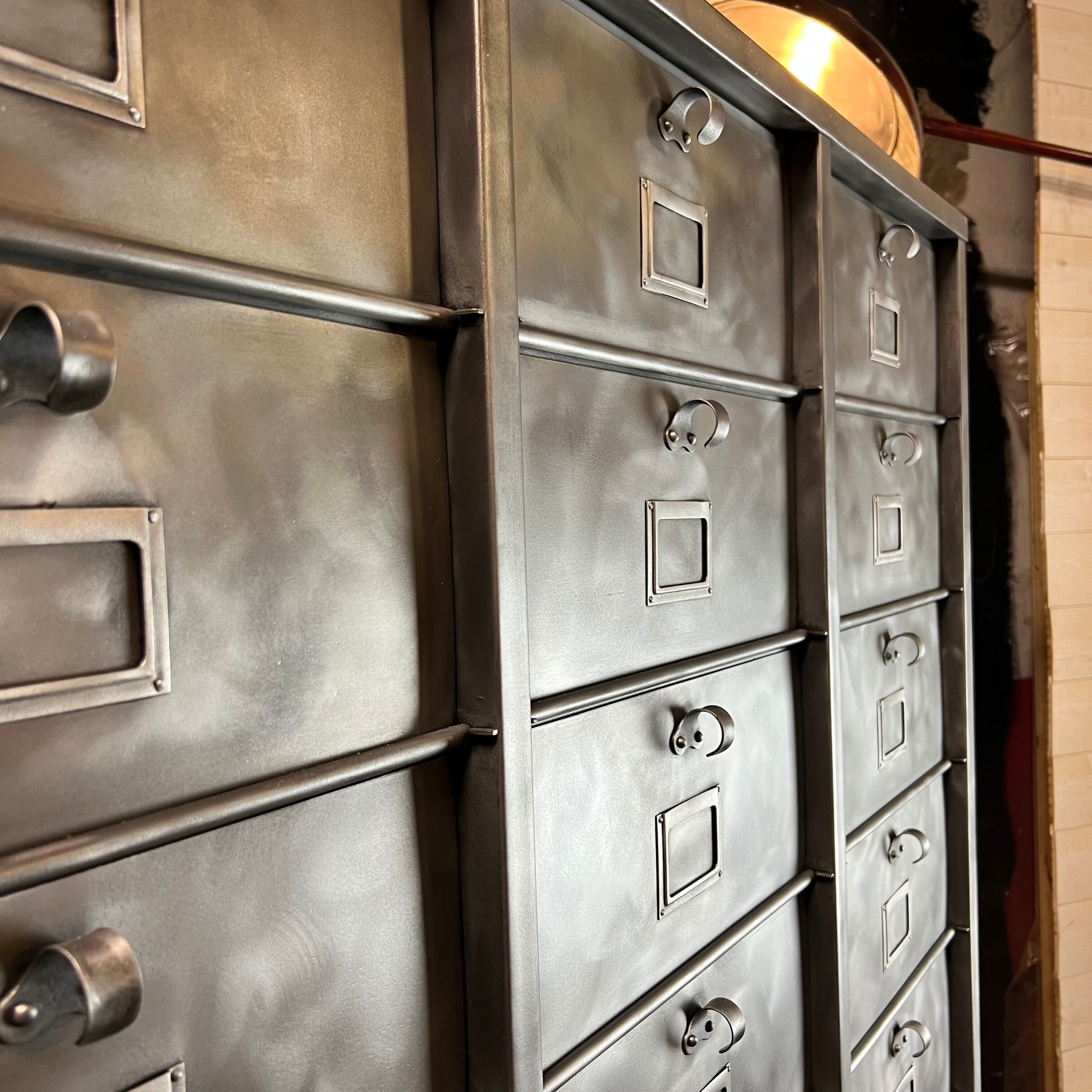 Strafor 3-column clamshell cabinet