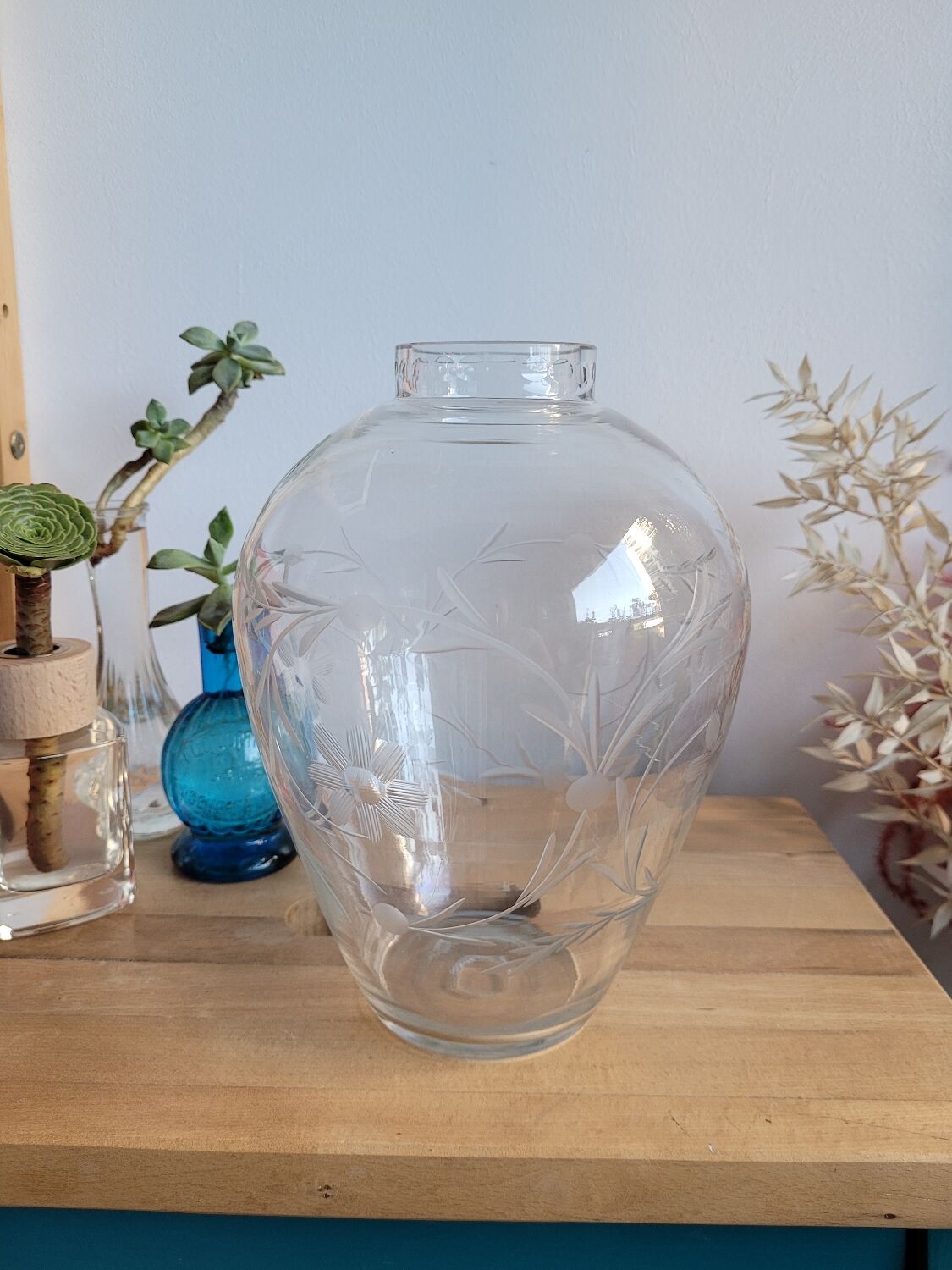 Vase en verre ciselé décor floral