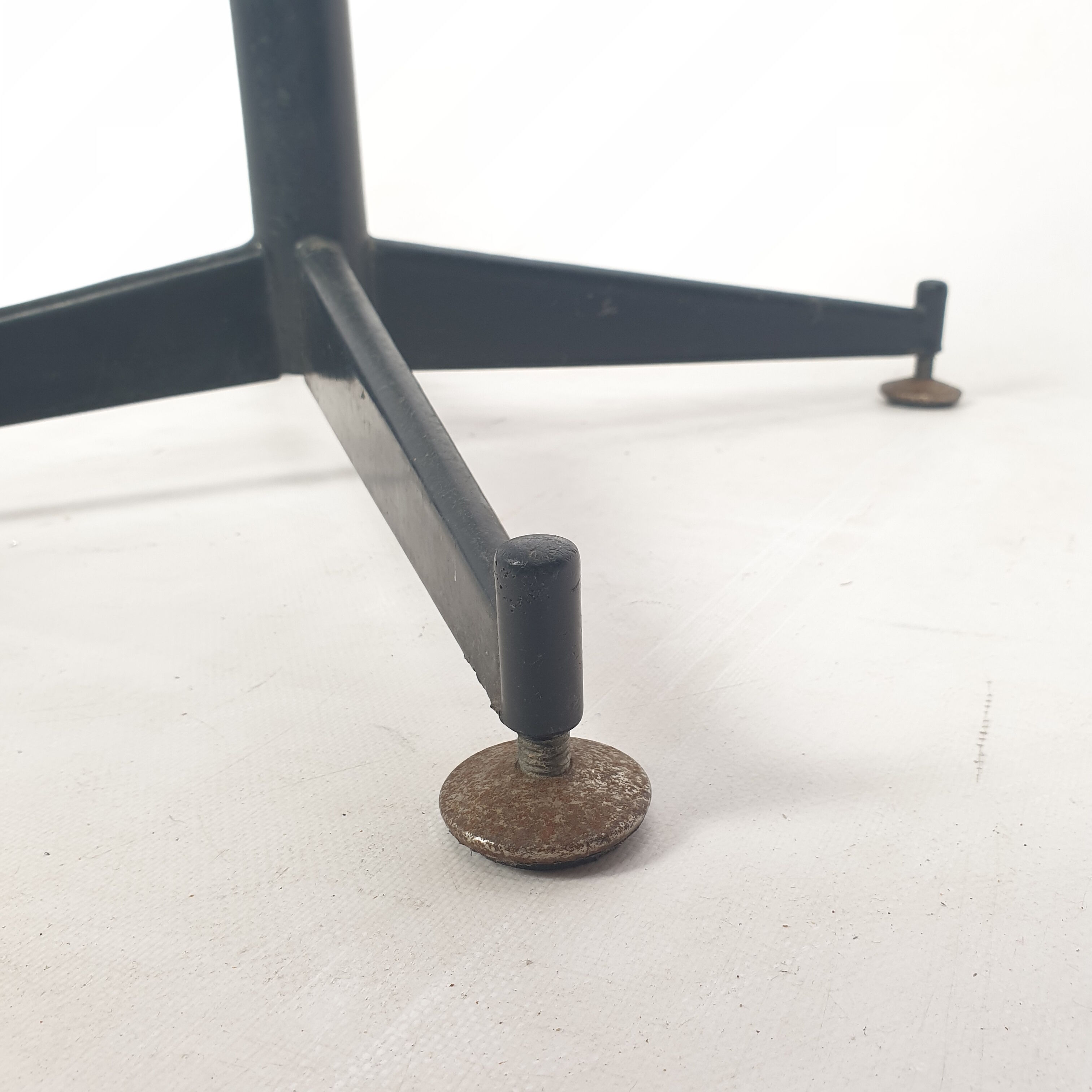 Table à manger ou d’appoint italienne années 1960