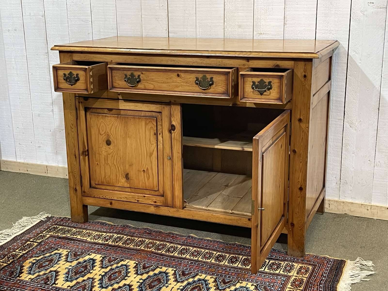 Buffet anglais en sapin des années 1950