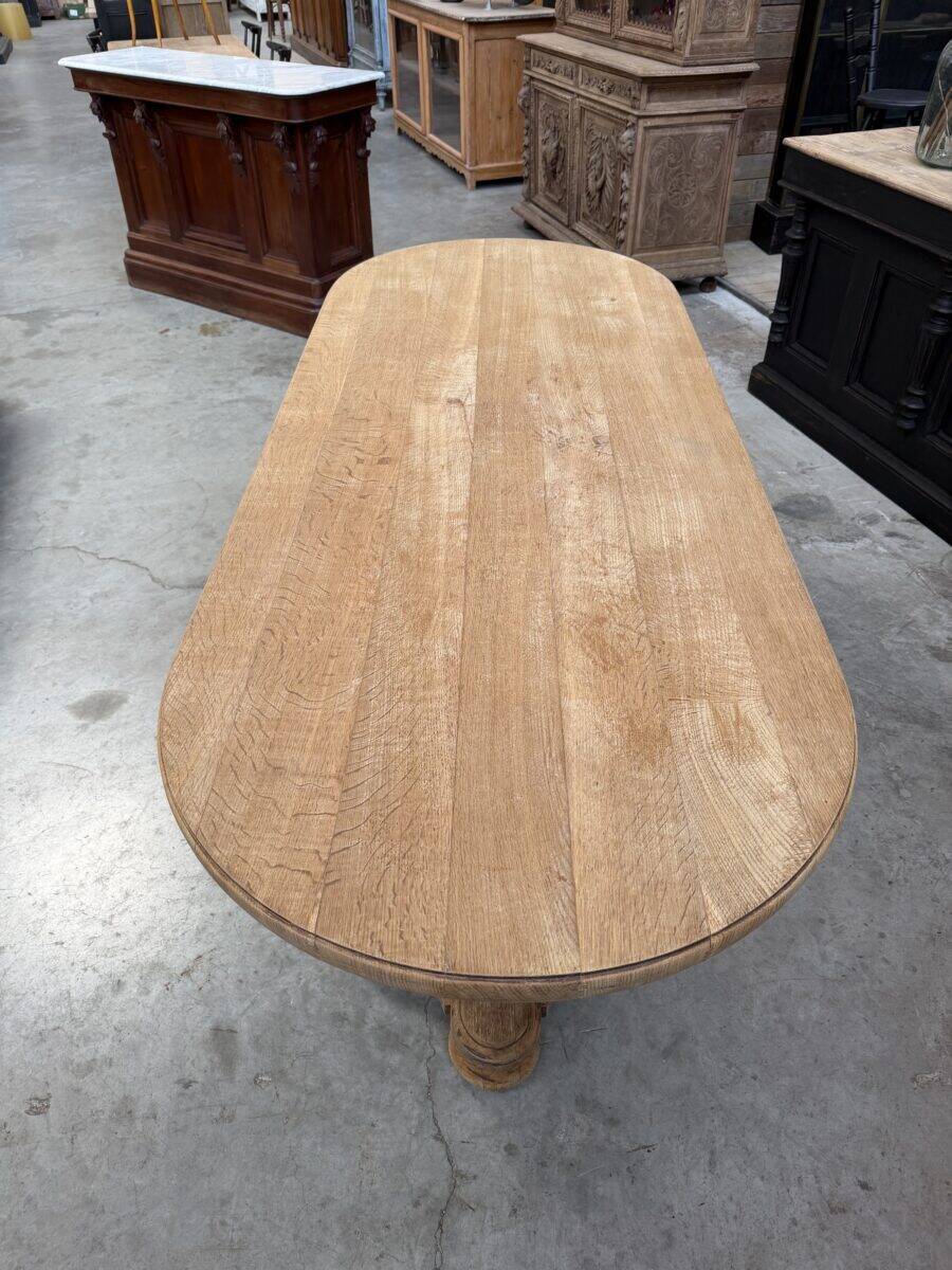 Oval table in solid oak