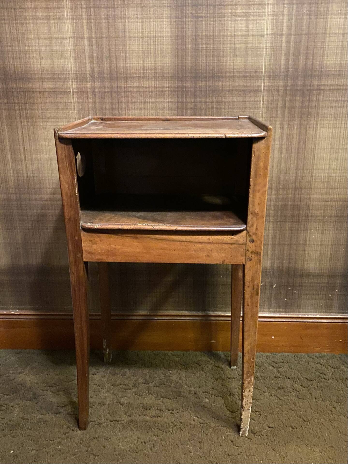 Petite table de chevet ancienne en bois – esprit vintage