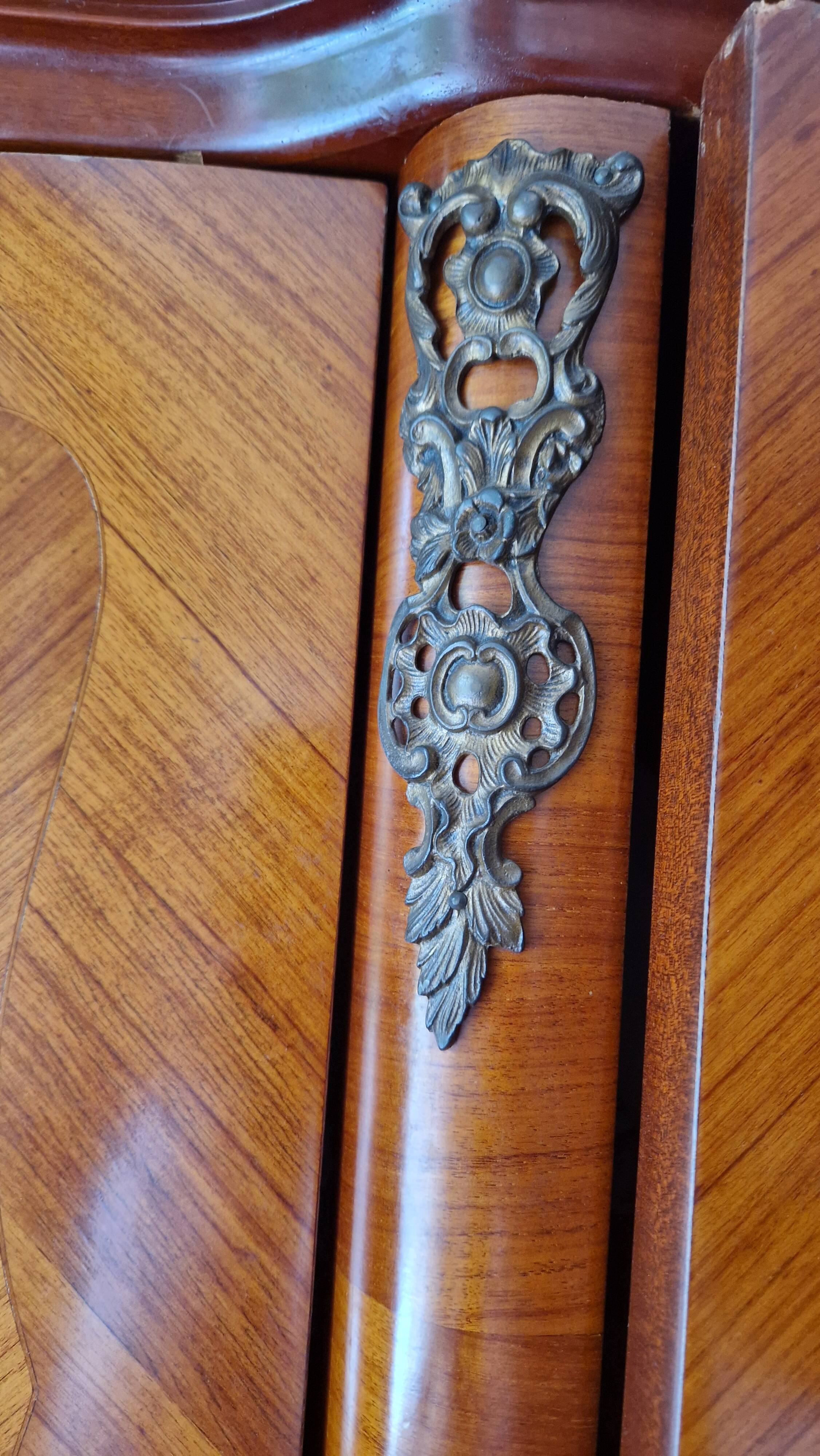 Armoire ancienne en marqueterie – Style Louis XV
