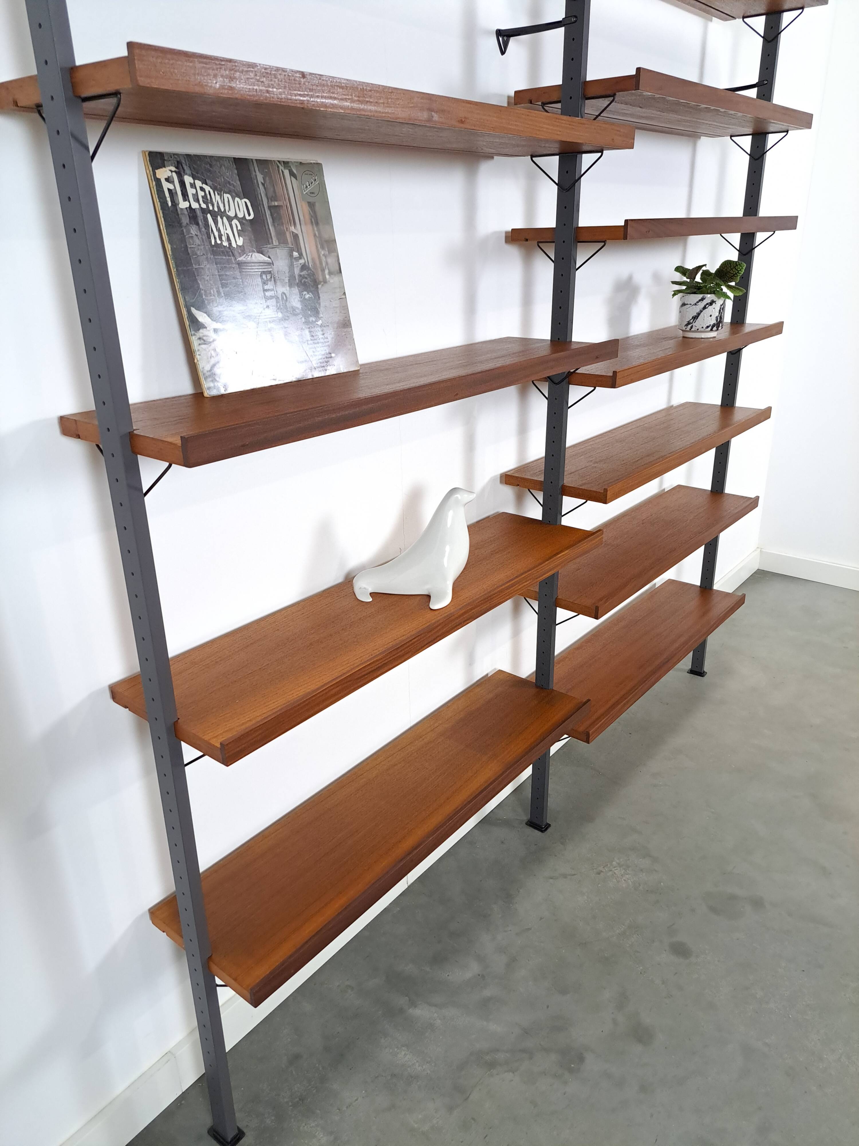 Mid Century Olof Pira Zweden teak modulair LP wandsysteem