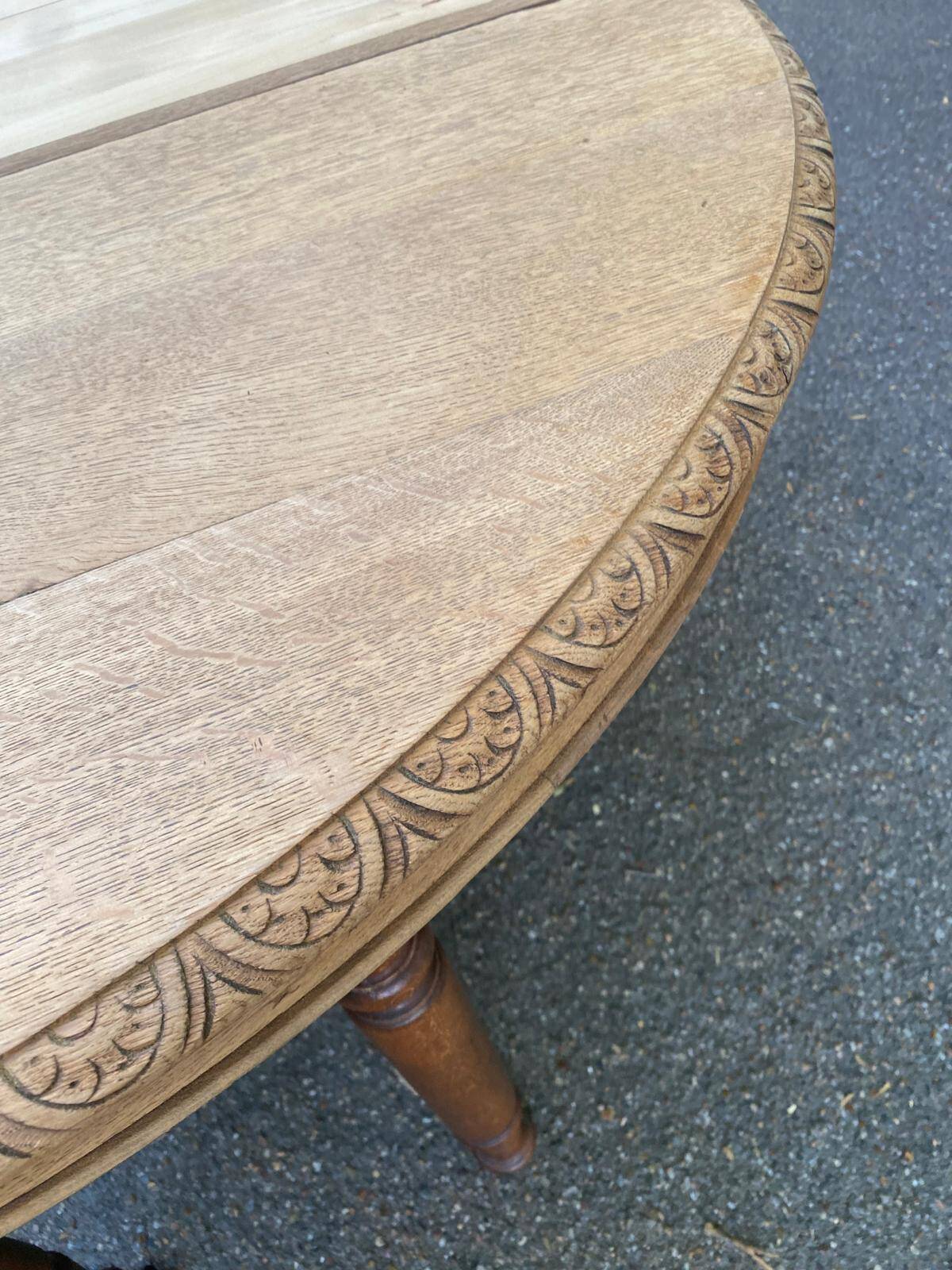 Round extendable dining table Napoleon III renovated in 19th-century oak.