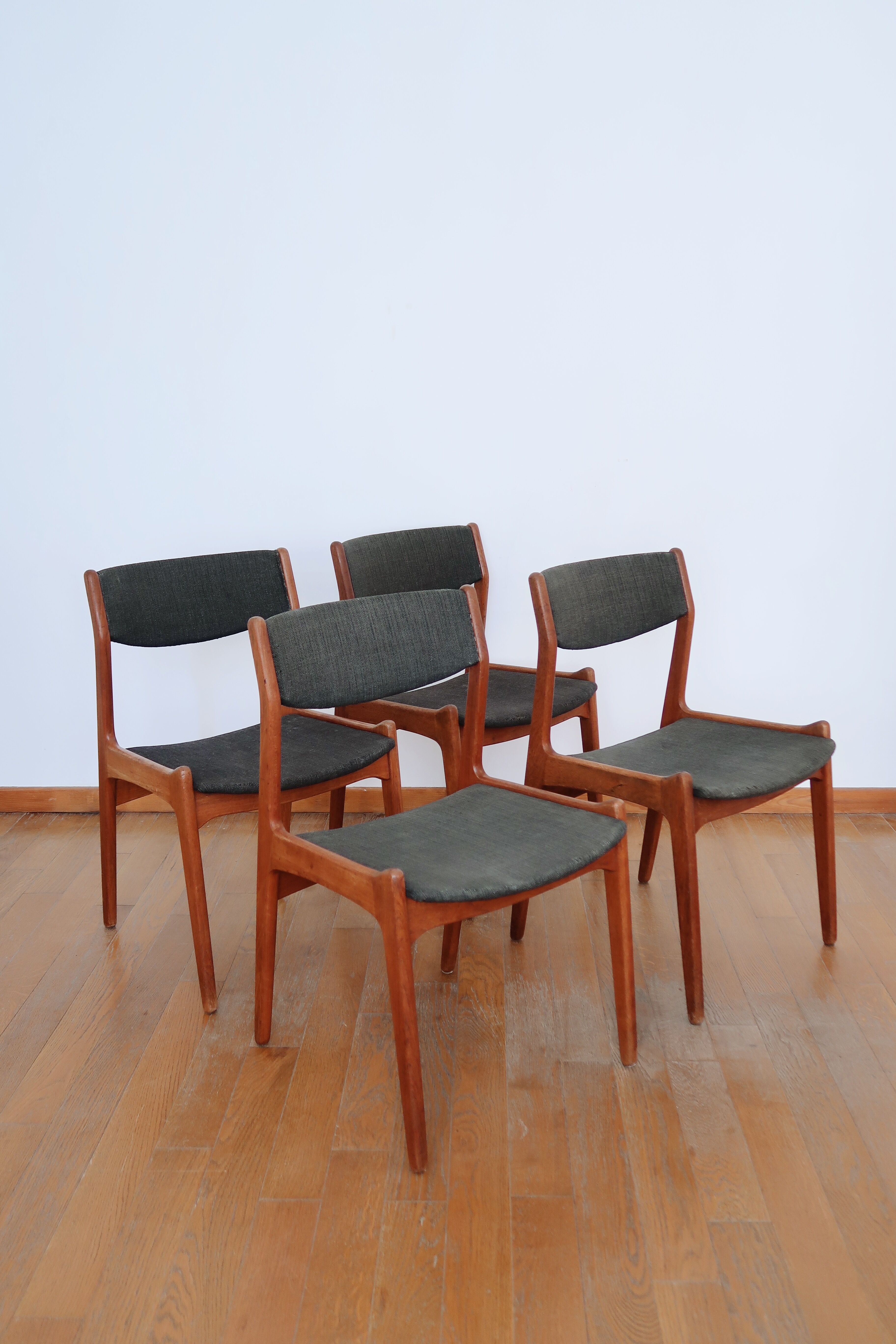 4 chaises vertes danoises estampillées