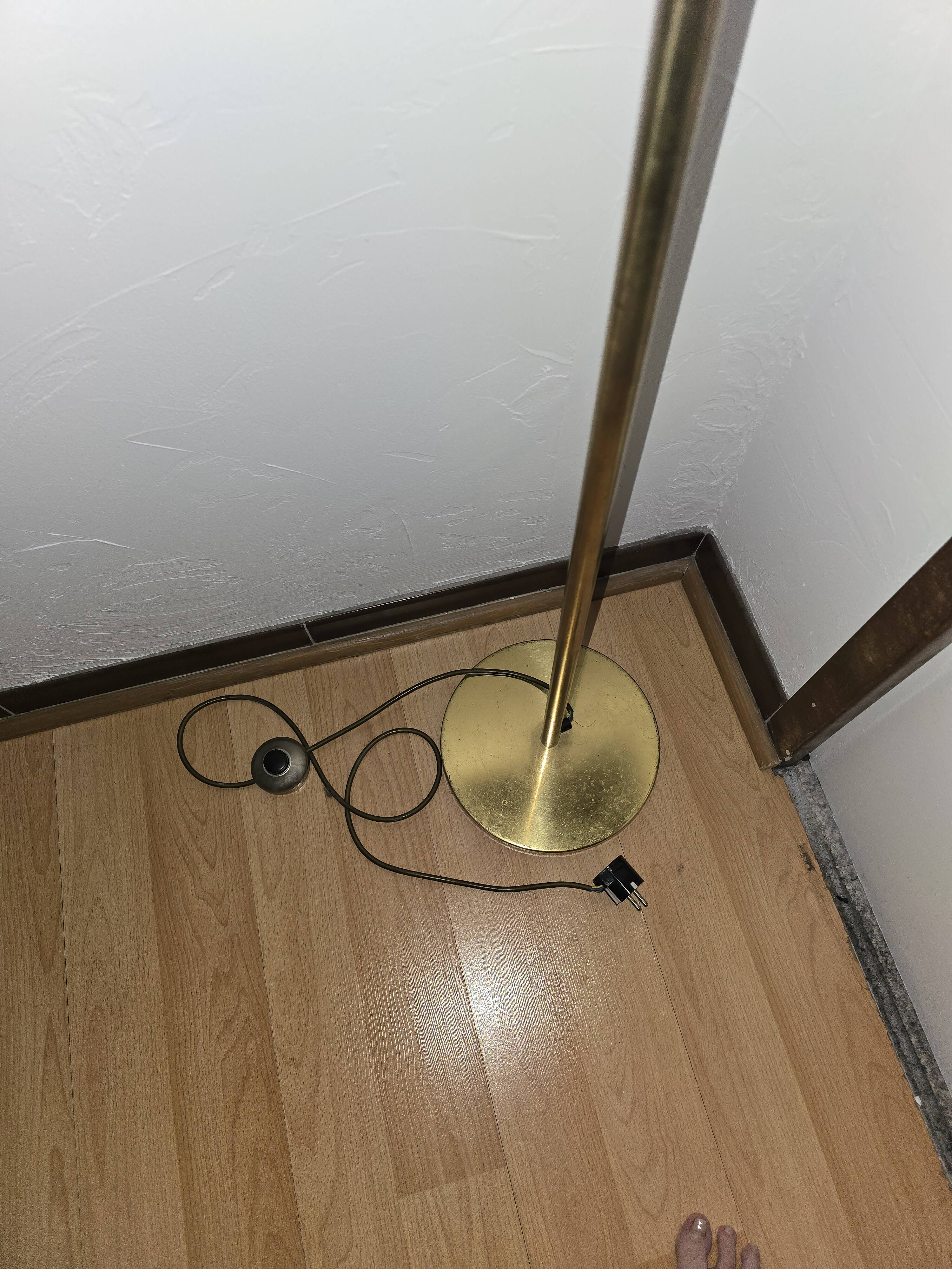 Magnificent vintage reading lamp in solid brass, Hollywood Regency style.
