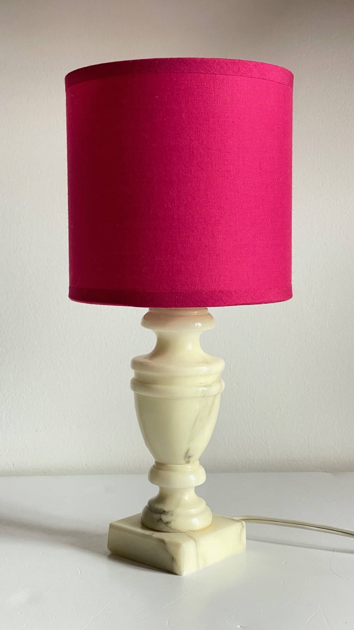 Lampe marbre et tissu fuchsia vintage