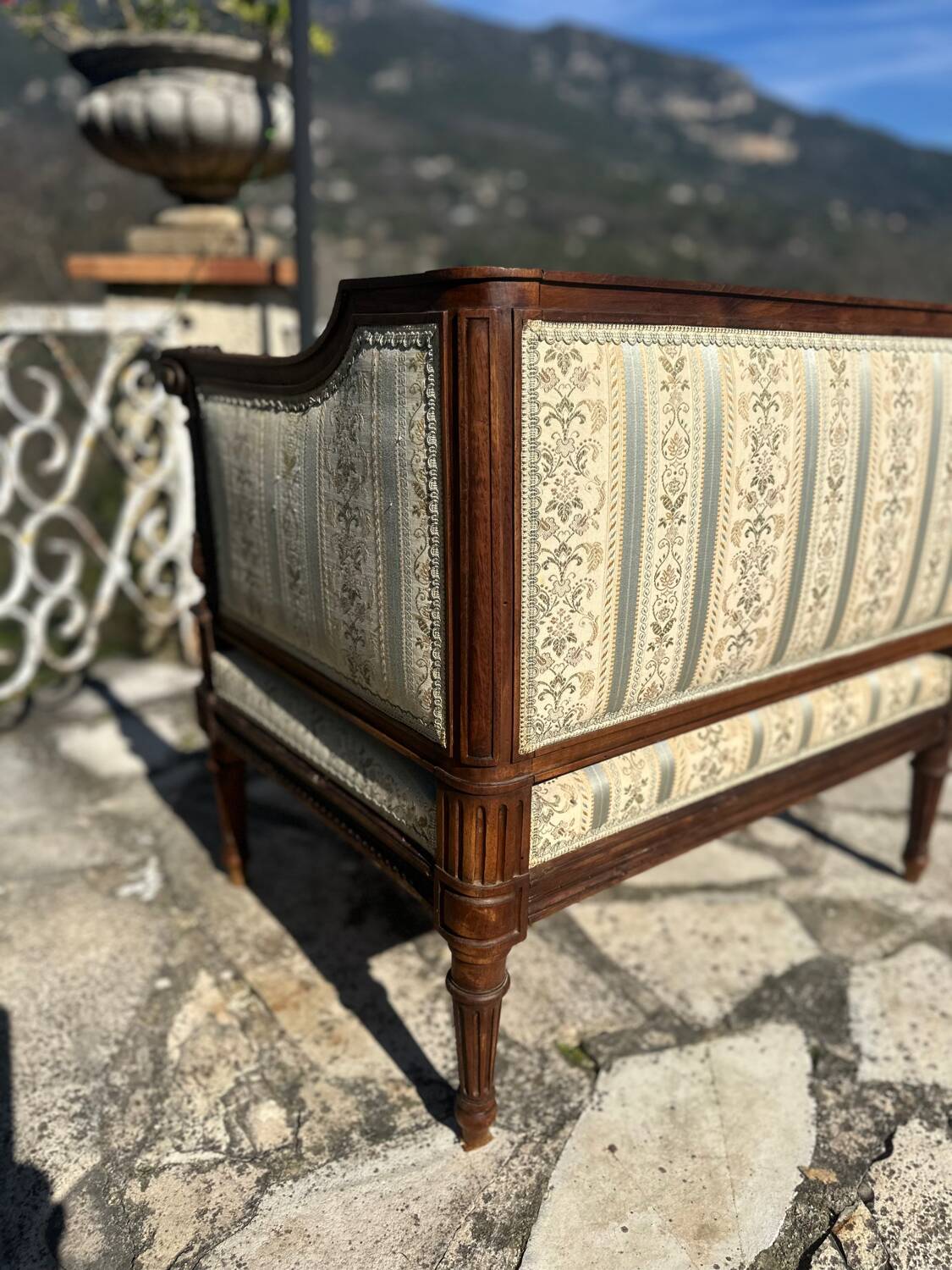 Low armchair in finely carved wood in the Louis XVI style from the 19th century