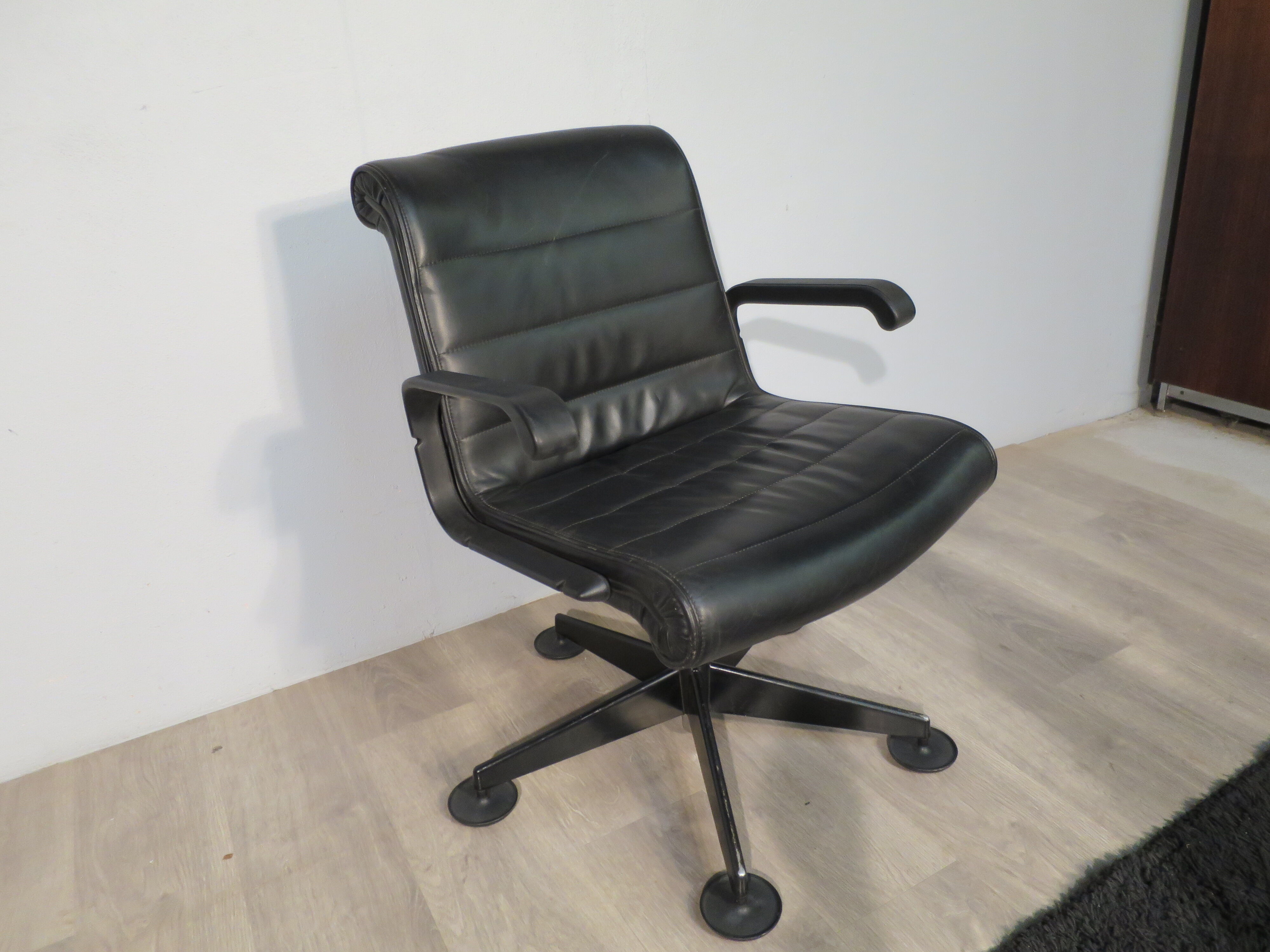 Sapper armchair edited by Knoll