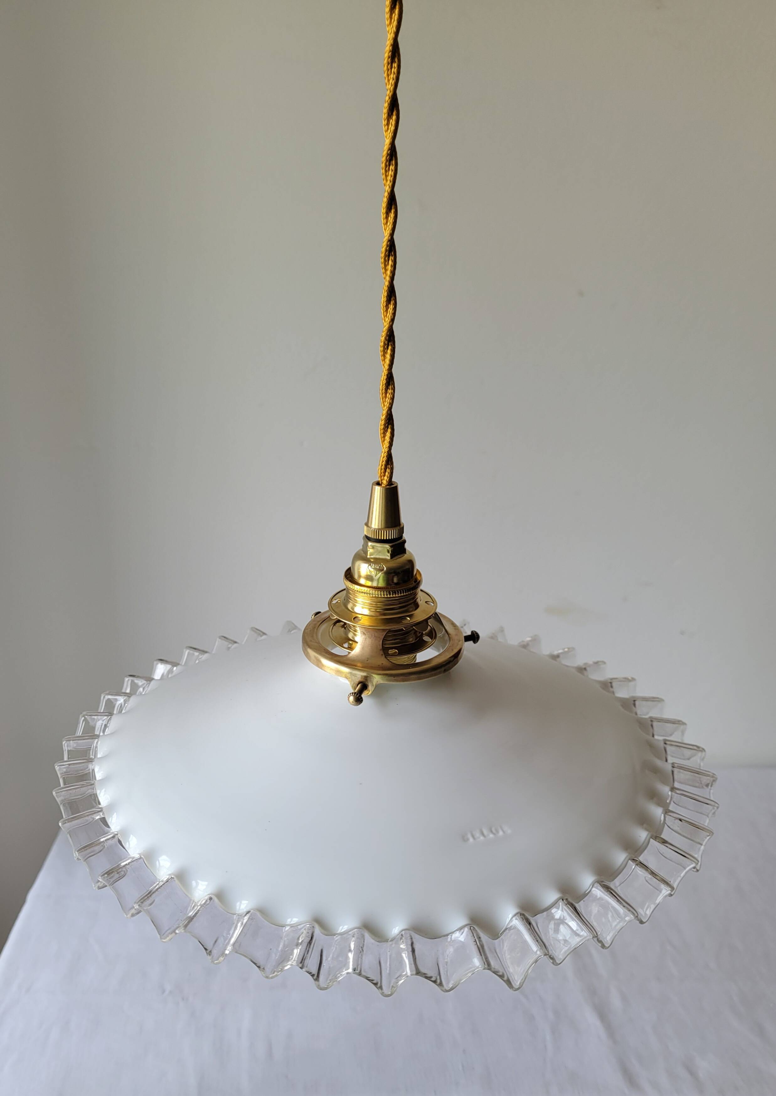 Pendant in serrated opaline