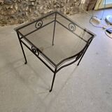 Petite table d'appoint en fer forgé et verre fumé